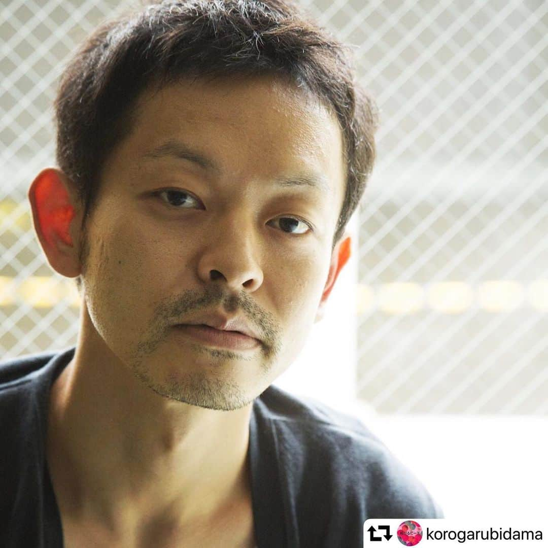 山中崇さんのインスタグラム写真 - (山中崇Instagram)「「転がるビー玉」年内公開予定です。 #repost @korogarubidama ・・・ “恵梨香”のライブを毎日観にくるサラリーマン役の山中崇さん。身体と表情で伝えるものは、ひとつの言葉以上に心に届きました。  本人コメント 「撮影現場は宮下公園近くの歩道橋でした。  向こうでは大規模な再開発工事が行われている。あそこが以前、何だったのかは思い出せない。過去はひょっとすると夢だったのかもしれないと思ってしまうほどに街の変化は早くて、とても追いつけない。  歩道橋から見えた夕日を眺めながら、変わらない美しさもあるのだと、どこか安心しようとしている自分がいました」  Profile 山中崇 | Takashi Yamanaka 1978年3月18日生まれ。学生時代に演劇を始め、以降、映画、ドラマ、CMなど幅広く活動。舞台では野田秀樹、飴屋法水、松本雄吉ら気鋭演出家の作品に多々出演している。 主な映画出演作は『松ヶ根乱射事件』『ぐるりのこと。』『海炭市叙景』『ふがいない僕は空を見た』『家路』『アウトレイジ ビヨンド』『恋人たち』『映画 深夜食堂』『あゝ、荒野』『菊とギロチン』『ねことじいちゃん』等。  #山中崇 #takashiyamanaka #転がるビー玉 #コロビー #korogarubidama #nylonjapan #caelumjp #vandalismshibuya #宇賀那健一 #movie #japanesemovie」8月14日 10時24分 - takashi_yamanaka.official