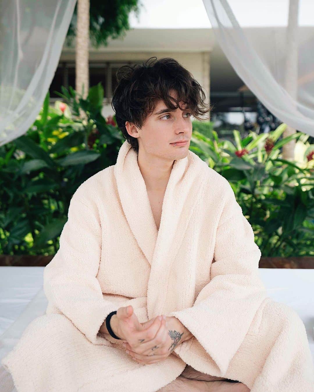 Christian Collinsさんのインスタグラム写真 - (Christian CollinsInstagram)「In my zen mode 🙏 Can I just have a personal masseuse everywhere 😂 thank you @shangrilabkk for saving my life. When’s the last time you had a massage?  #ShangrilaBKK #RiversideHotel」8月14日 10時25分 - christiancollins