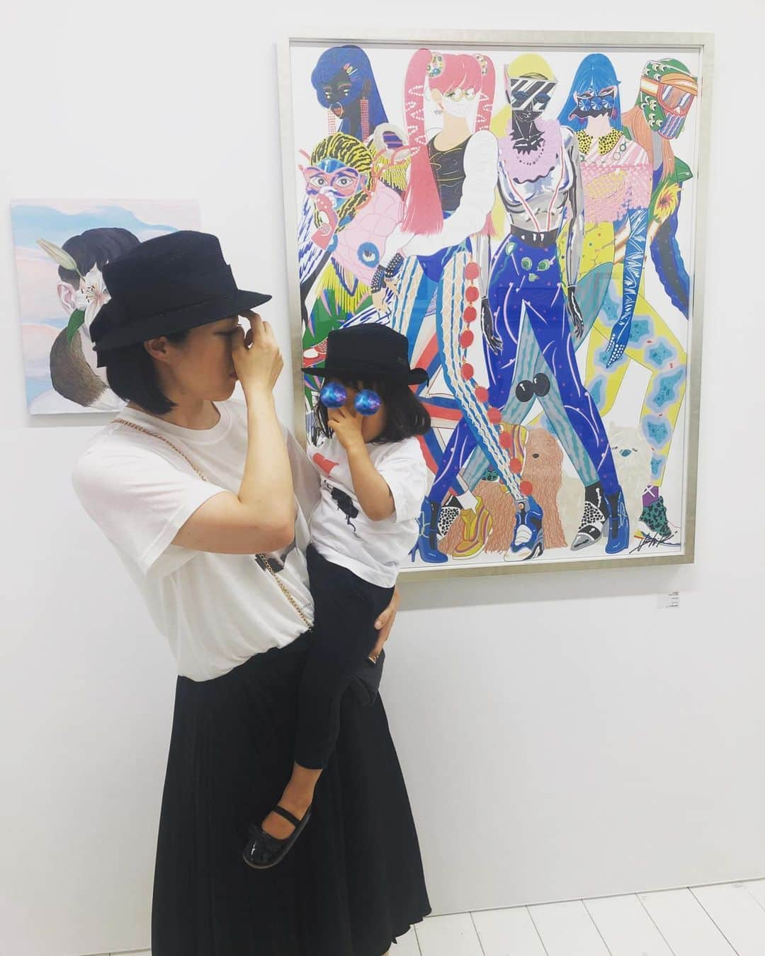 犬山紙子さんのインスタグラム写真 - (犬山紙子Instagram)「一番左の人のポーズかっこよかったからチャゲと真似した 強親子 #いぬチャゲ」8月14日 10時32分 - inuyamakamiko