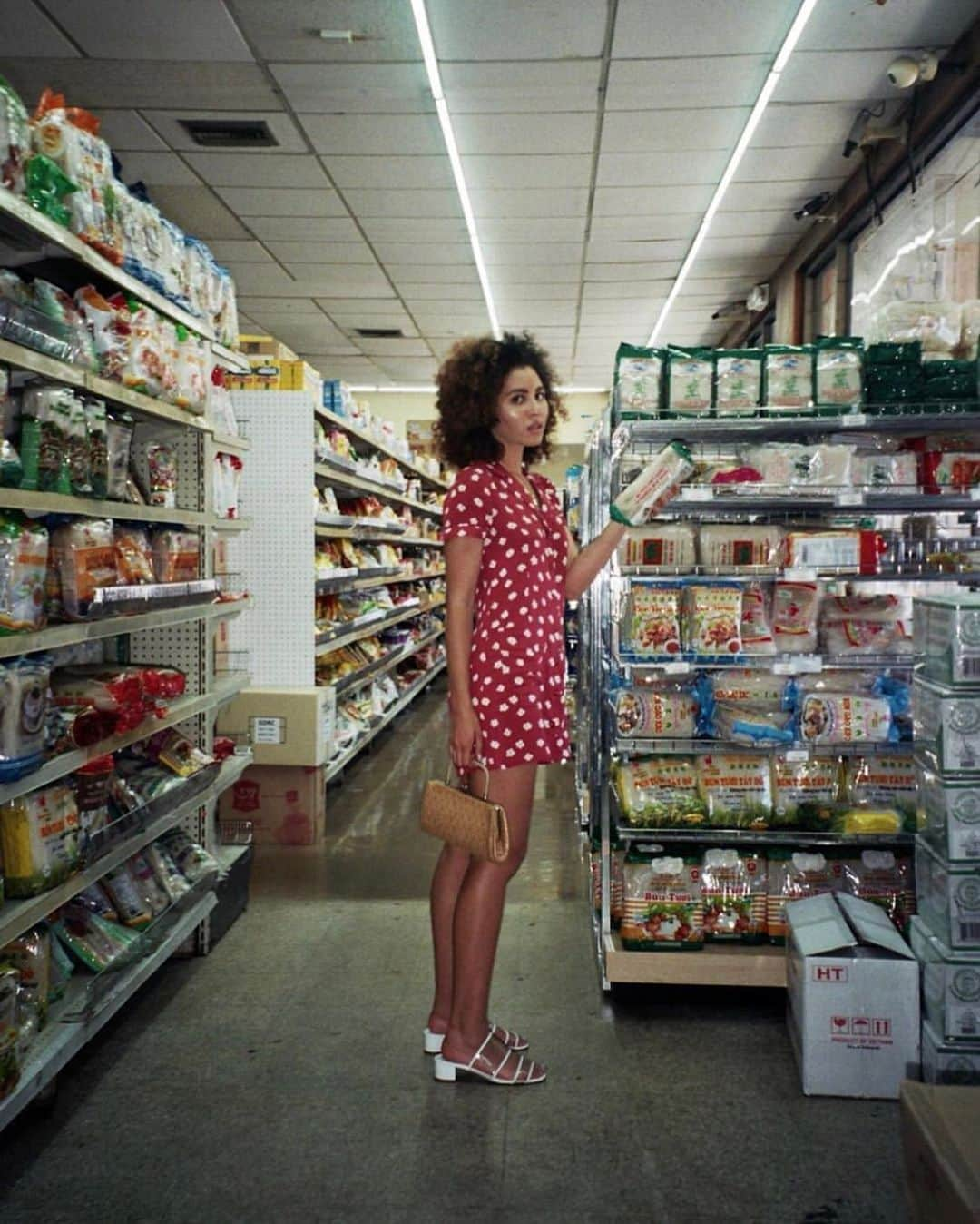 Reformationさんのインスタグラム写真 - (ReformationInstagram)「@jessmvaldes saving around 500 gallons of water just by grocery shopping in the Plymouth Dress.」8月14日 10時32分 - reformation