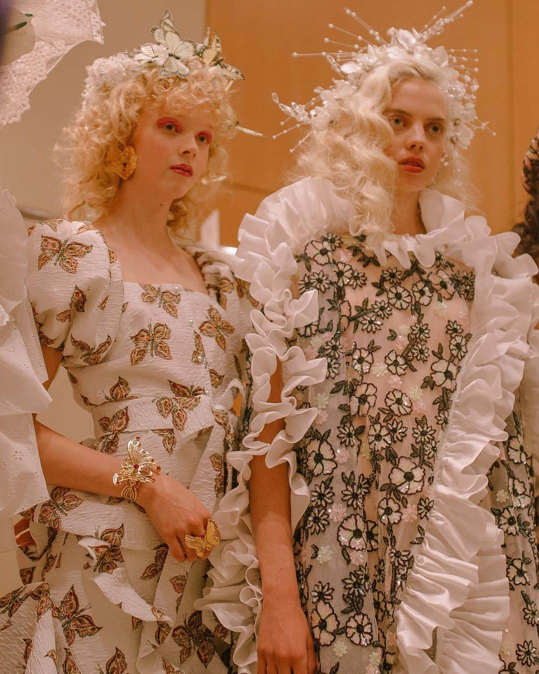 ロダルテさんのインスタグラム写真 - (ロダルテInstagram)「@mariana_zaragoza and @lilynova97 backstage at the FW19 show (ph: @emmacraft). #rodarte」8月14日 10時33分 - rodarte