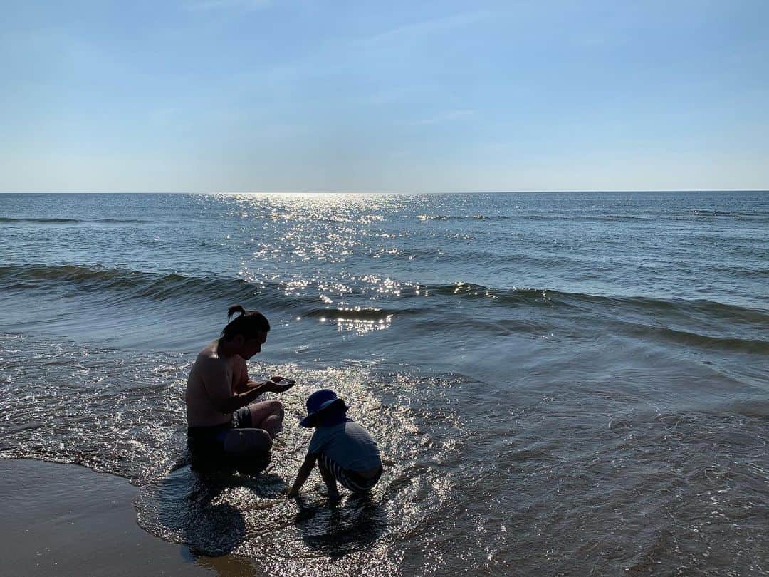 Miho Tanakaさんのインスタグラム写真 - (Miho TanakaInstagram)「夕方の海🏖﻿ ﻿ 海の近くってやっぱりいいなぁ。﻿ 気合いを入れずに散歩がてら来れるって最高。﻿ ﻿ ﻿ ﻿ #千里浜﻿ #なぎさドライブウエイ #石川 #羽咋 #千里浜なぎさドライブウェイ  #3歳男の子  #田舎を満喫 #mie夏休み2019」8月14日 10時41分 - mie__blogger