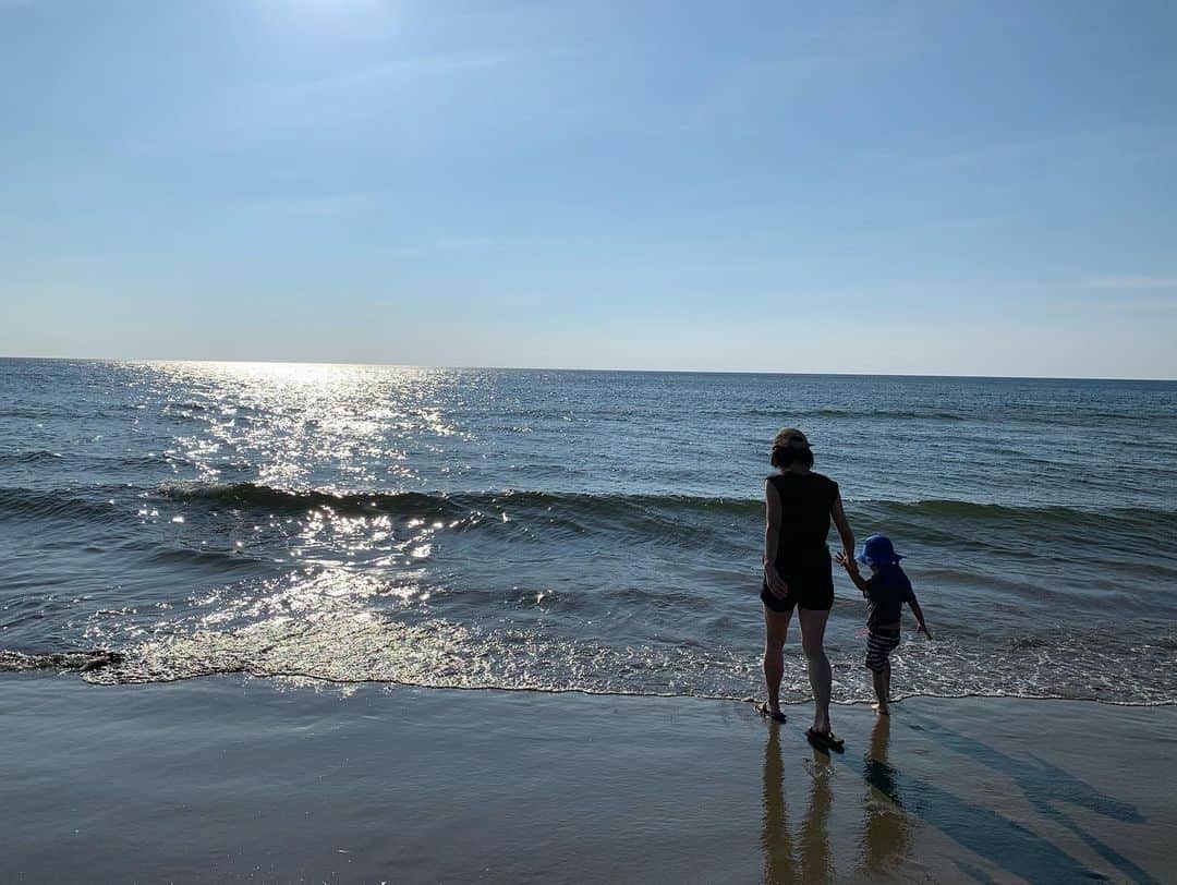Miho Tanakaさんのインスタグラム写真 - (Miho TanakaInstagram)「夕方の海🏖﻿ ﻿ 海の近くってやっぱりいいなぁ。﻿ 気合いを入れずに散歩がてら来れるって最高。﻿ ﻿ ﻿ ﻿ #千里浜﻿ #なぎさドライブウエイ #石川 #羽咋 #千里浜なぎさドライブウェイ  #3歳男の子  #田舎を満喫 #mie夏休み2019」8月14日 10時41分 - mie__blogger