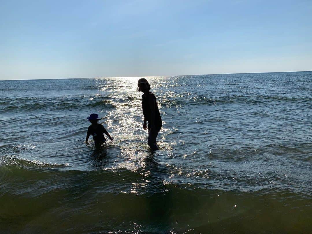 Miho Tanakaさんのインスタグラム写真 - (Miho TanakaInstagram)「夕方の海🏖﻿ ﻿ 海の近くってやっぱりいいなぁ。﻿ 気合いを入れずに散歩がてら来れるって最高。﻿ ﻿ ﻿ ﻿ #千里浜﻿ #なぎさドライブウエイ #石川 #羽咋 #千里浜なぎさドライブウェイ  #3歳男の子  #田舎を満喫 #mie夏休み2019」8月14日 10時41分 - mie__blogger