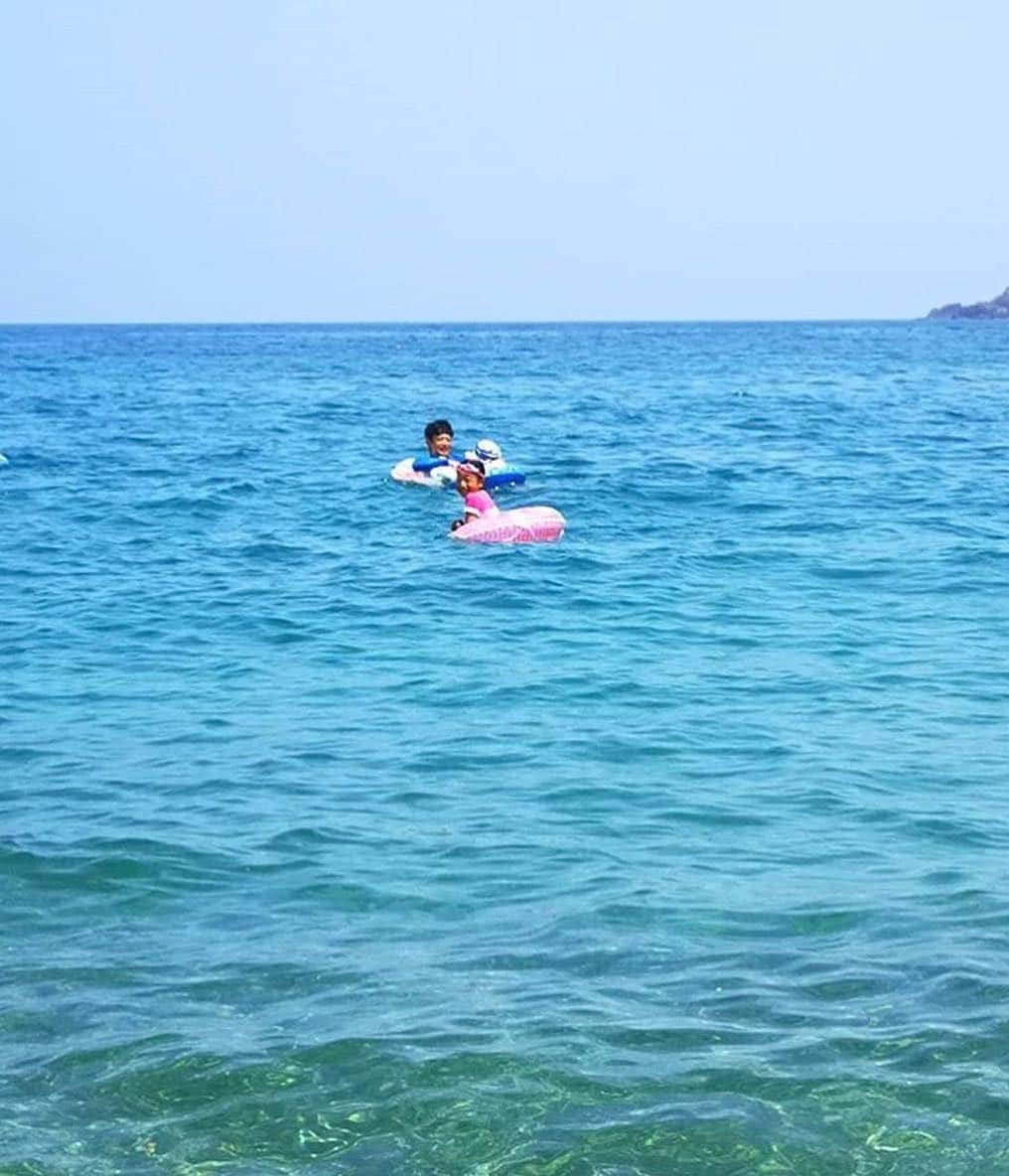 iko-yo（いこーよオフィシャル）さんのインスタグラム写真 - (iko-yo（いこーよオフィシャル）Instagram)「・﻿ ーーーーーーーーーーーーーーーーーー﻿ ユーザー投稿pic紹介😎🌴🌺﻿ ーーーーーーーーーーーーーーーーーー﻿ ﻿ 🗣️caption💭﻿ 酷暑の大阪を抜け出してビーチへ🏖﻿ 日本海側で泳ぐのは、高校時代に行った久美浜臨海合宿ぶりかも!?﻿ 綺麗な海と冷たい水が最高です😆🌊﻿ ﻿ ✨pick up✨﻿ ♥️ @sk_yayoi_yuko﻿ 🗾 兵庫県美方郡﻿ 🏛 #佐津海岸﻿ ﻿ 💟facilities💟﻿ かにで有名な香住にある日本海の佐津海水浴場。﻿ 遠浅ではありませんが、水がとにかくきれい✨﻿ 深いところでも下が透けて見える程の透明度。﻿ 岩場もあり、シュノーケルで魚を見るのもオススメです🐠﻿ 🈁 https://iko-yo.net/facilities/19515﻿ ﻿ ﻿ 🐾いこーよ公式インスタグラム🐾﻿ @ikoyo_official では、子育てやおでかけに関する写真を募集しています﻿ ﻿ まずは、 @ikoyo_official をFollow 📲﻿ その後は、#いこーよ をタグ付けしてインスタグラムを投稿してください😆♥️﻿ ﻿ とくに魅力的な写真は、公式instagramをはじめ、いこーよ内の記事でも紹介&使用させていただく場合がございます👌﻿ ﻿ 子どもに関するものなら、どんなものでもOK🙆‼︎﻿ 親子でおでかけした思い出や、お子さんとの日常など、沢山のご投稿お待ちしております‼︎ ✨﻿ ﻿ #いこーよ #子供とお出かけ #夏休み #海水浴 #海遊び #寝顔天使」8月14日 10時43分 - ikoyo_odekake