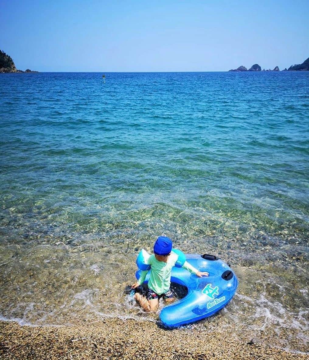 iko-yo（いこーよオフィシャル）さんのインスタグラム写真 - (iko-yo（いこーよオフィシャル）Instagram)「・﻿ ーーーーーーーーーーーーーーーーーー﻿ ユーザー投稿pic紹介😎🌴🌺﻿ ーーーーーーーーーーーーーーーーーー﻿ ﻿ 🗣️caption💭﻿ 酷暑の大阪を抜け出してビーチへ🏖﻿ 日本海側で泳ぐのは、高校時代に行った久美浜臨海合宿ぶりかも!?﻿ 綺麗な海と冷たい水が最高です😆🌊﻿ ﻿ ✨pick up✨﻿ ♥️ @sk_yayoi_yuko﻿ 🗾 兵庫県美方郡﻿ 🏛 #佐津海岸﻿ ﻿ 💟facilities💟﻿ かにで有名な香住にある日本海の佐津海水浴場。﻿ 遠浅ではありませんが、水がとにかくきれい✨﻿ 深いところでも下が透けて見える程の透明度。﻿ 岩場もあり、シュノーケルで魚を見るのもオススメです🐠﻿ 🈁 https://iko-yo.net/facilities/19515﻿ ﻿ ﻿ 🐾いこーよ公式インスタグラム🐾﻿ @ikoyo_official では、子育てやおでかけに関する写真を募集しています﻿ ﻿ まずは、 @ikoyo_official をFollow 📲﻿ その後は、#いこーよ をタグ付けしてインスタグラムを投稿してください😆♥️﻿ ﻿ とくに魅力的な写真は、公式instagramをはじめ、いこーよ内の記事でも紹介&使用させていただく場合がございます👌﻿ ﻿ 子どもに関するものなら、どんなものでもOK🙆‼︎﻿ 親子でおでかけした思い出や、お子さんとの日常など、沢山のご投稿お待ちしております‼︎ ✨﻿ ﻿ #いこーよ #子供とお出かけ #夏休み #海水浴 #海遊び #寝顔天使」8月14日 10時43分 - ikoyo_odekake