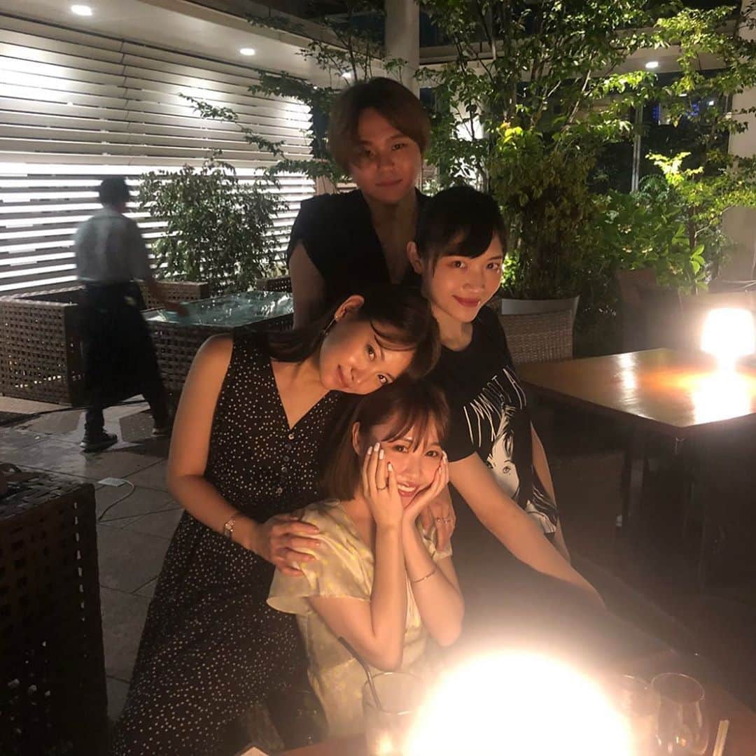 たけうち亜美さんのインスタグラム写真 - (たけうち亜美Instagram)「昨夜は友人3人とBBQ🍖 現地について冷えた一杯目のビール🍻たまらない😂いつからビールが美味しいって思うようになったんだろ最初苦くてなにが美味しいんだか分かんなかったのにw ！ほんでここで事件発生！ 大きめのブロッコリー🥦食べようと思って大口開けたら右顎外れてしばらく激痛wwwこれから肉って時に噛めないほどの激痛！めちゃんこ肉小さくしてもらって介護施設かの如く気使わせた始末。みんなありがと！ もう顎関節症の疑いしかないwww 今もう痛くないけど‥寝たら元にハマった？ そしてお気づきだろうか、私が着ているシャツは #富江 さんなの！ てことで夏まっさかりー」8月14日 10時56分 - ami_takeuchi11