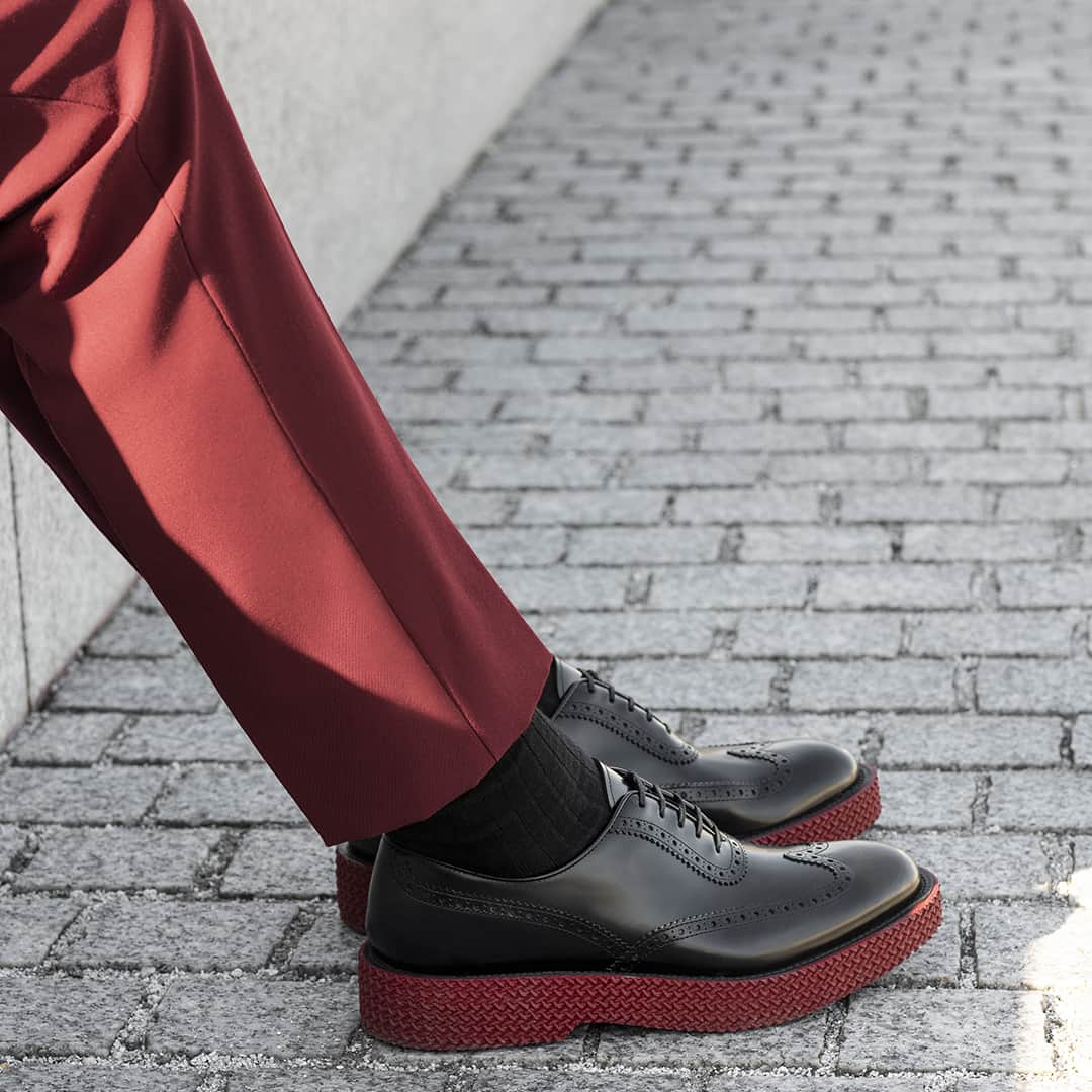 サルヴァトーレ・フェラガモさんのインスタグラム写真 - (サルヴァトーレ・フェラガモInstagram)「Putting our best foot forward with the new #FerragamoHybridShoe, featuring a riveting range of styles in amped-up sneaker bases and rope-edged rubber soles.」8月14日 11時00分 - ferragamo
