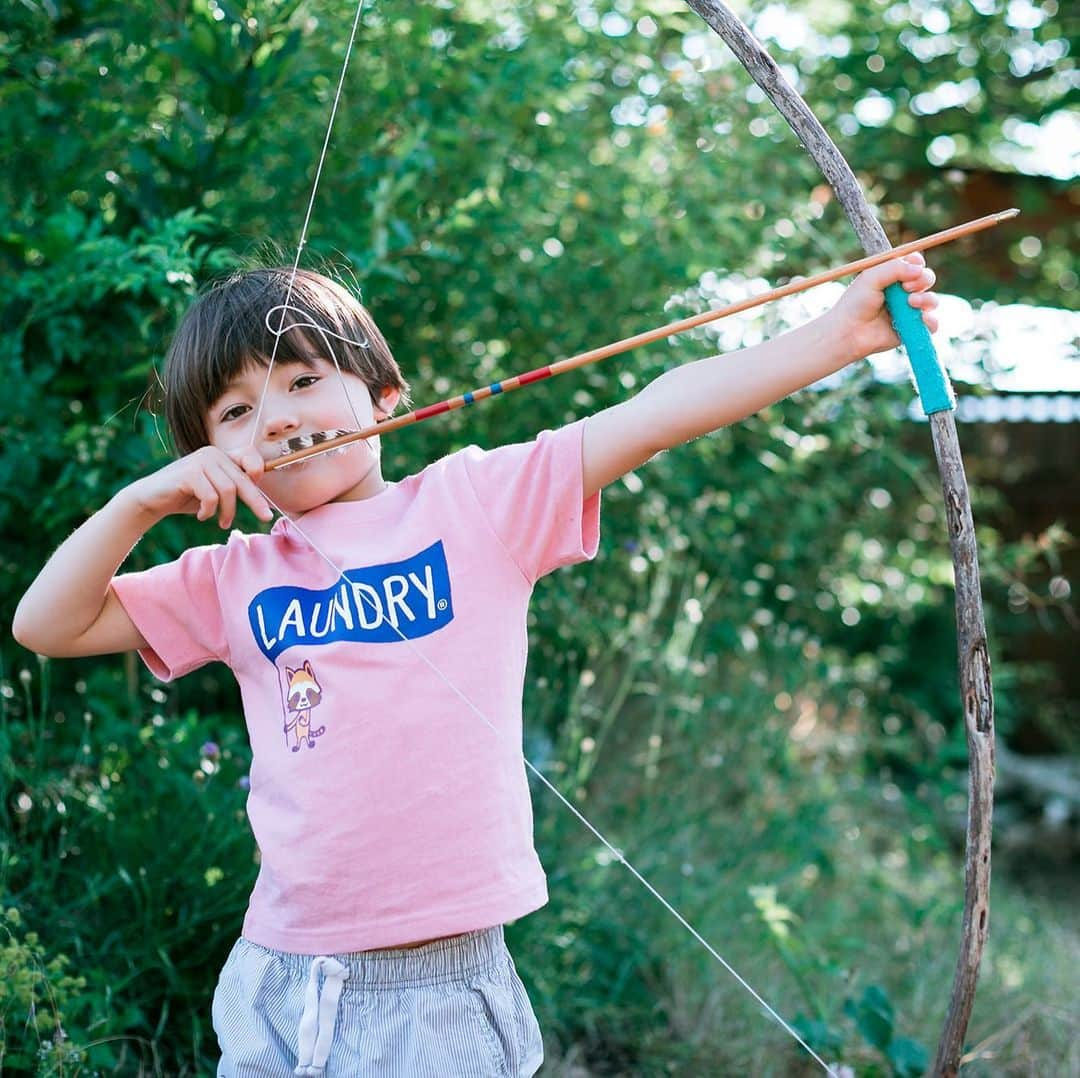 Laundry ランドリーさんのインスタグラム写真 - (Laundry ランドリーInstagram)「・ 皆さまはランドリーのTシャツとどんな夏をお過ごしですか？  #夏とlaundry ・ 上のハッシュタグをつけてLet's投稿 ・ ・ キッズ　Raccoon HAND WASH Tシャツ3200yen+tax ・ ・ 夏×Laundryをテーマにした3つのストーリー「〜夏、なにしよう？〜STORY OF Me And...」をブランドサイトで公開中 ・ ・ ・ photographs:セキアキコさん（@obcgraphics） ・ #ランドリー #laundry #tシャツ #ファッション #アメカジ #fashion #coordinate #リンクコーデ #親子リンクコーデ #親子コーデ　#男の子コーデ #ママカメラマン #ママカメラ #family #happy」8月14日 11時05分 - laundry_official