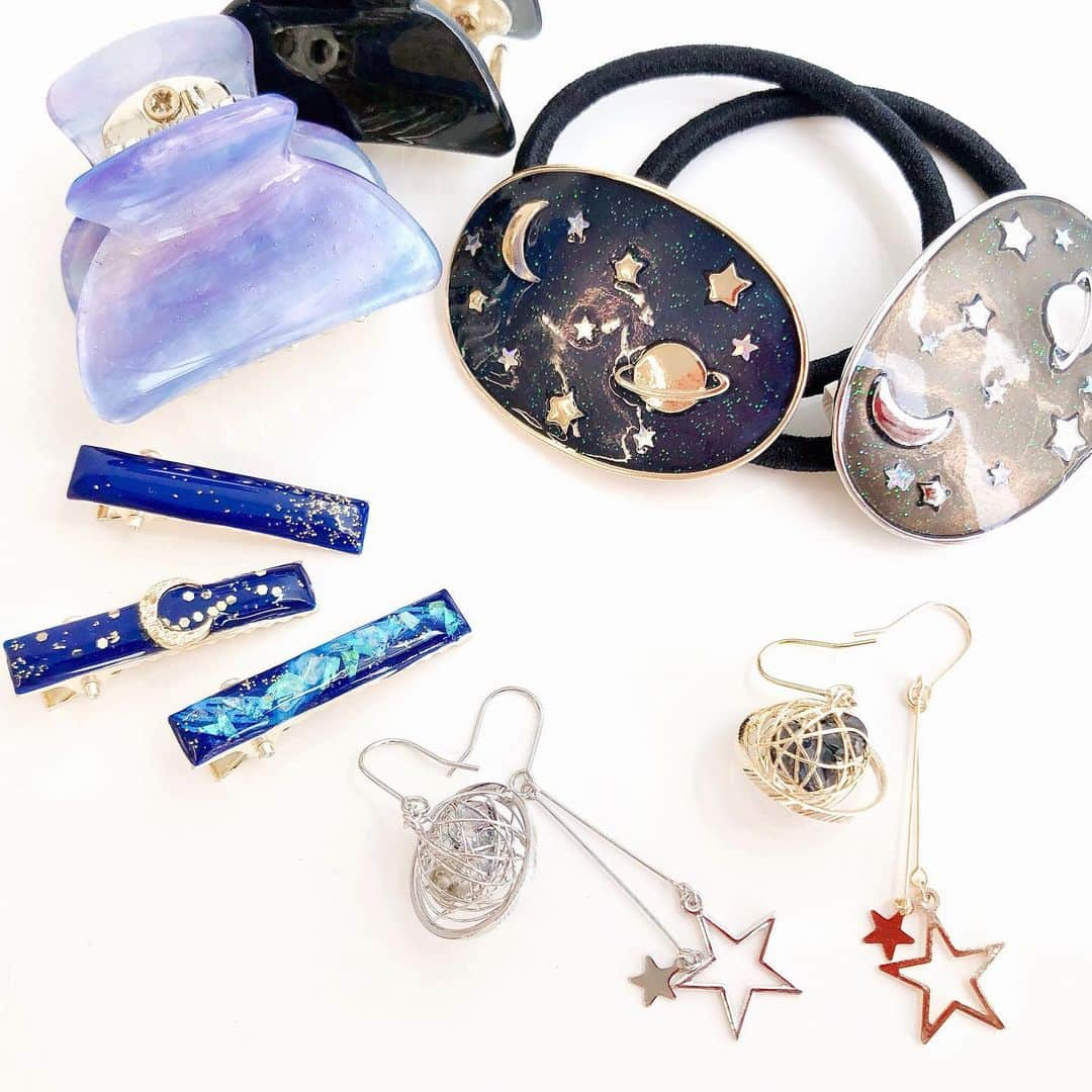 ITS'DEMOさんのインスタグラム写真 - (ITS'DEMOInstagram)「. ⭐️宇宙モチーフ🌙のアクセサリーシリーズが登場✨💫 . 宇宙の神秘的な雰囲気を閉じこめたヘアアクセサリー🌟 さらに、片耳ずつ違う土星と星のモチーフのピアスはとってもキュート💕 . 月星オーバルエポポニー ¥1,200+tax  ギャラクシーアクリルバンス スモール ¥600+tax  宇宙エポ3Pミニクリップ ¥1,000+tax  土星アシメピアス ¥1,400+tax . . . #ITSDEMO #イッツデモ #イッツデモコーデ #アクセサリー #Accessories #ヘアアクセサリー #ヘッドアクセサリー #headaccessories #ギャラクシー #宇宙 #宇宙モチーフ #スペース #スペースモチーフ #space #宇宙アクセサリー #ピアス #Piercing #秋 #秋アクセサリー #Autumn」8月14日 11時07分 - itsdemo_official