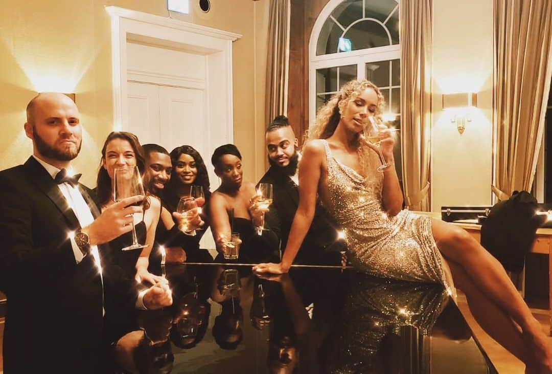レオナ・ルイスのインスタグラム：「After-show playtime ✨✨✨ surrounded by the most amazing, talented, good vibration peeps 🌸 I’m one lucky gal 🙏🏾」