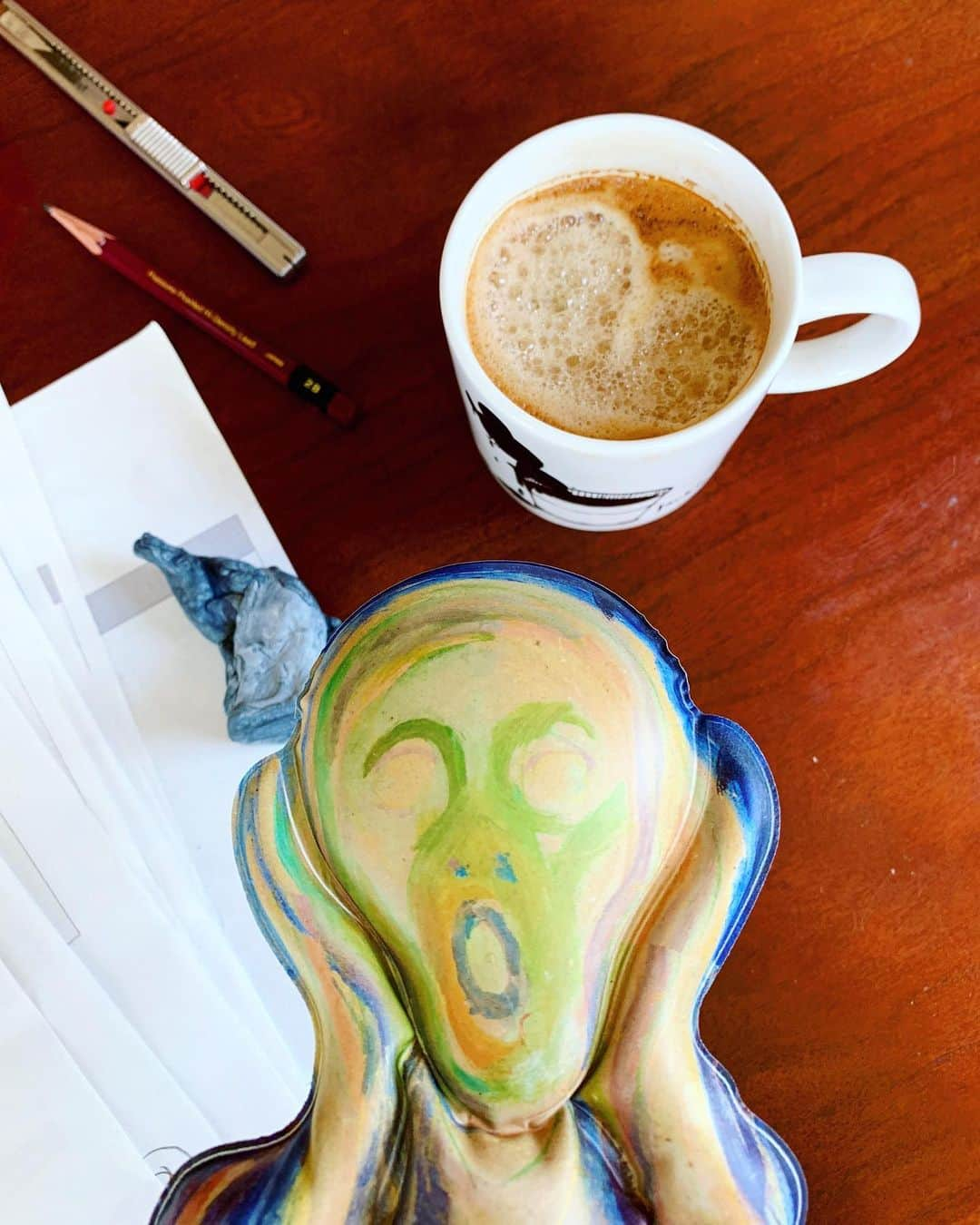 あだちなみさんのインスタグラム写真 - (あだちなみInstagram)「仕事机より✏︎ ムンクさんと今日の☕️ こちら東京、仕事部屋、 現実はこう。 . . #仕事机 #制作中 #間に合わない💣💣💣 #くまのがっこう #牛乳買ったよ #あだちなみ」8月14日 11時08分 - adachi_nami