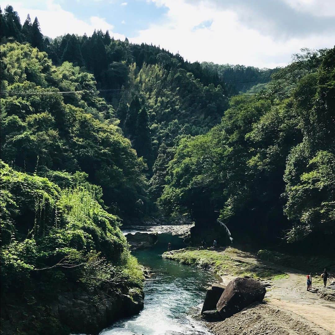 兼田恵さんのインスタグラム写真 - (兼田恵Instagram)「元々学校のプールだったという、川が区切られてプールになってるところがあって、とてもとてもステキ。 名水でキレイでひんやりで、最高スポット(*ﾟ▽ﾟ)ﾉ  #白山川河川プール #大分最高」8月14日 11時10分 - earl_megu