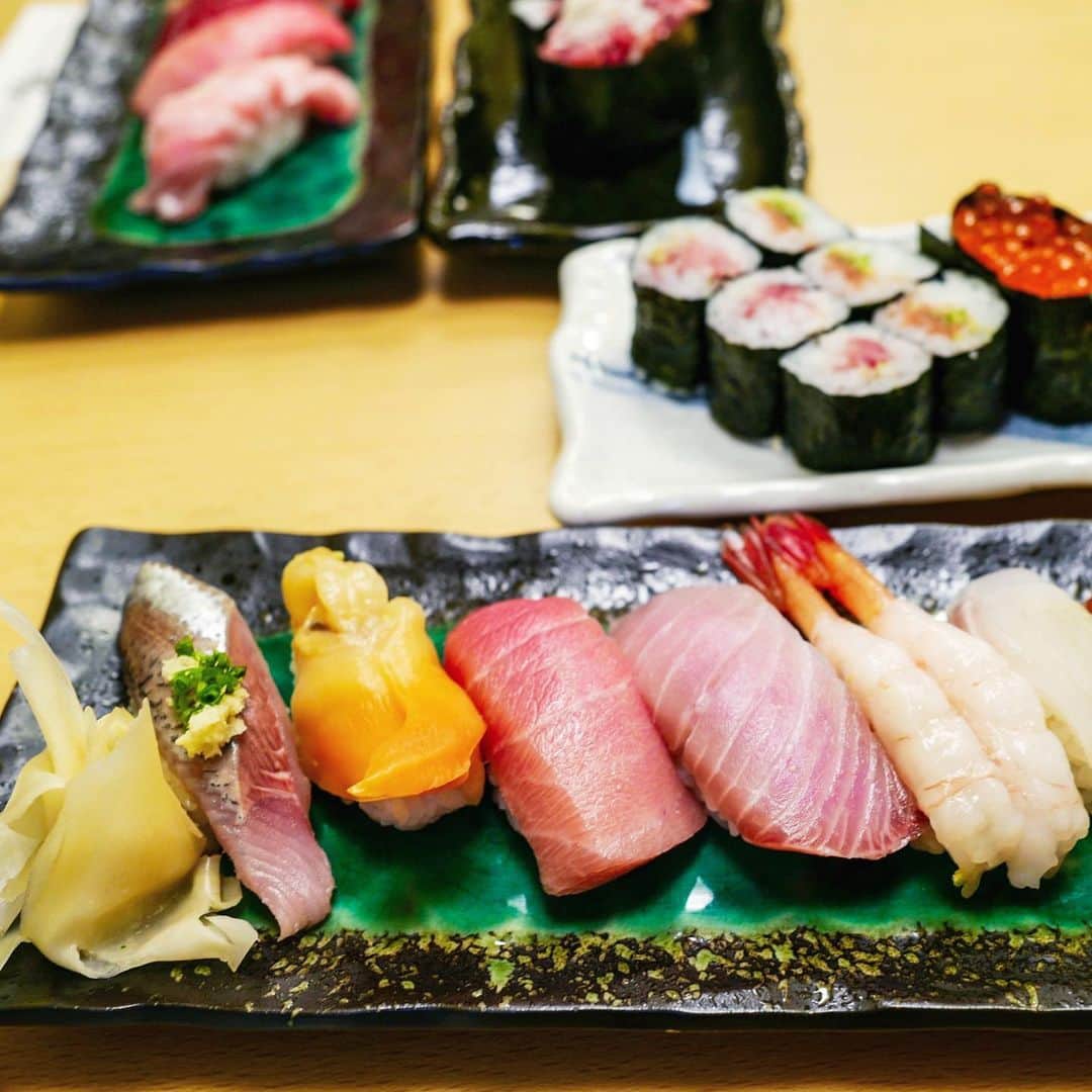 アレックス・シブタニさんのインスタグラム写真 - (アレックス・シブタニInstagram)「🍣🤤😋 #sushi #sashimi #secretspot」8月14日 11時19分 - shibsibs