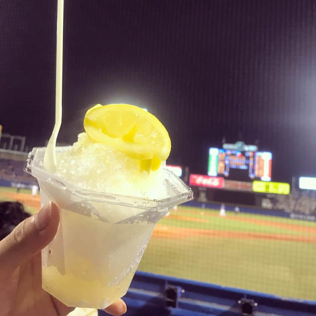 竹村優香のインスタグラム：「* ナイター観戦に神宮球場へ行ってきました！ 始球式ではサザエさんとヤクルトのカツオくんとの対決が見られたり、花火も楽しめたりと盛りだくさんな日✨ 試合は激しい打撃戦で、客席の興奮冷めやらぬでした🙌 カキ氷でクールダウン🍧☺️ *  #ヤクルト戦  #ベイスターズ  #サザエさんスペシャルday  #トルクーヤ推し  #野球観戦  #神宮球場  #ナイター  #アイスラバー🍦  #夏の思い出」