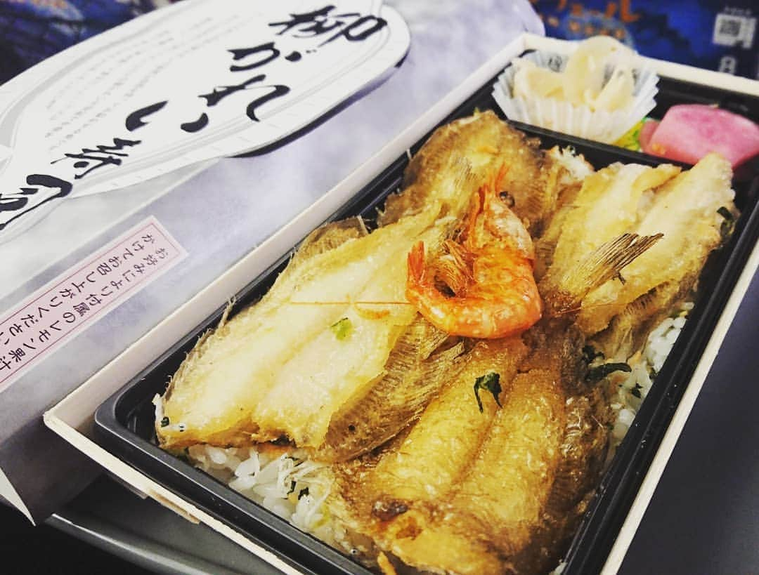 伊勢みずほさんのインスタグラム写真 - (伊勢みずほInstagram)「新潟の駅弁『柳かれい寿司』😍‼️ 岩船漁港で水揚げされた小ぶりの柳かれいを素揚げして塩をふったシンプルな味わい✨  美味しい美味しい美味しいよ😍💘 やっぱり新潟の食は凄い⤴️⤴️ #新潟駅 #駅弁 #柳かれい寿司 #お昼ごはん #ランチ #柳かれい #寿司 #レモン#南蛮エビ #素揚げ #シンプル #美味しい #弁当 #大好きな味 #魚 #旅 #旅行 #新潟グルメ#新潟ランチ#岩船漁港 #新潟ブランド #新潟大好き #loveniigata #nofishnolife #niigata #japan #いただきます #ごちそうさまでした🙏 #伊勢みずほ」8月14日 11時14分 - isemizuhoo