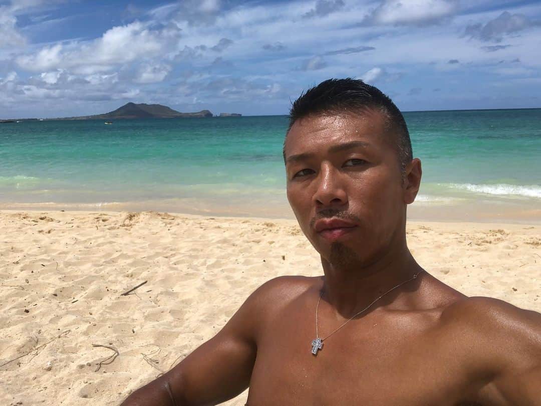 内山高志さんのインスタグラム写真 - (内山高志Instagram)「ハワイ  だんだん黒光りしてきた（笑）  #Hawaii #Honolulu #日焼け」8月14日 11時15分 - takashikod