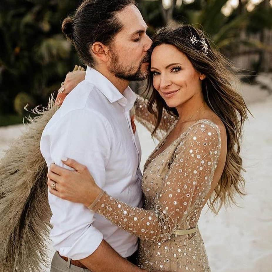 Wedding ?さんのインスタグラム写真 - (Wedding ?Instagram)「How lovely is this beach wedding?! ❤️ . . . . . . Ph @chrisandruth Bride: @kaylakofron Groom: @jaywenk Dress: @chosenbyoneday @enblanc_la Venue @nesttulum Florals & Styling: @marialimon_ MUA @1011makeup . . .  #dress #makeup #hairstyle #vestido #weddingdecor #decoracaocasamento #justmarried #weddingtrends #wedding #bride #bridetobe #noiva  #vestidodenoiva #weddingdress #weddinggown  #casamento #honeymoon #luademel #destinationwedding#weddinginspiration #royal #royalwedding」8月14日 11時17分 - weddingideas_brides