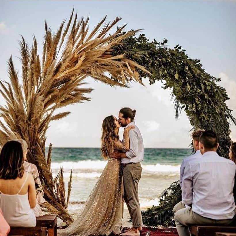 Wedding ?さんのインスタグラム写真 - (Wedding ?Instagram)「How lovely is this beach wedding?! ❤️ . . . . . . Ph @chrisandruth Bride: @kaylakofron Groom: @jaywenk Dress: @chosenbyoneday @enblanc_la Venue @nesttulum Florals & Styling: @marialimon_ MUA @1011makeup . . .  #dress #makeup #hairstyle #vestido #weddingdecor #decoracaocasamento #justmarried #weddingtrends #wedding #bride #bridetobe #noiva  #vestidodenoiva #weddingdress #weddinggown  #casamento #honeymoon #luademel #destinationwedding#weddinginspiration #royal #royalwedding」8月14日 11時17分 - weddingideas_brides