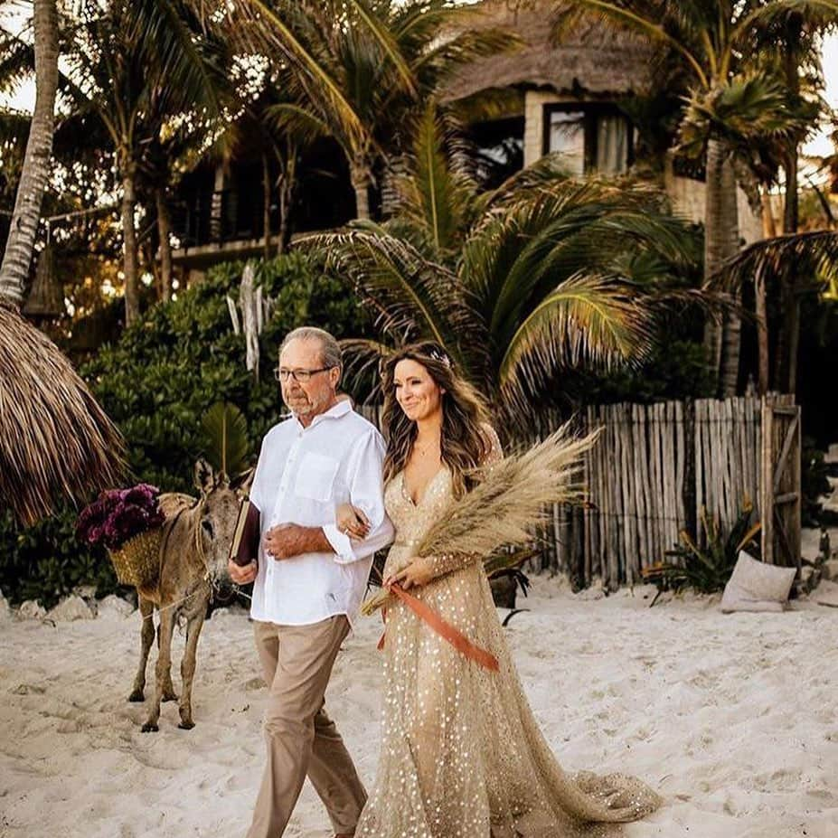 Wedding ?さんのインスタグラム写真 - (Wedding ?Instagram)「How lovely is this beach wedding?! ❤️ . . . . . . Ph @chrisandruth Bride: @kaylakofron Groom: @jaywenk Dress: @chosenbyoneday @enblanc_la Venue @nesttulum Florals & Styling: @marialimon_ MUA @1011makeup . . .  #dress #makeup #hairstyle #vestido #weddingdecor #decoracaocasamento #justmarried #weddingtrends #wedding #bride #bridetobe #noiva  #vestidodenoiva #weddingdress #weddinggown  #casamento #honeymoon #luademel #destinationwedding#weddinginspiration #royal #royalwedding」8月14日 11時17分 - weddingideas_brides