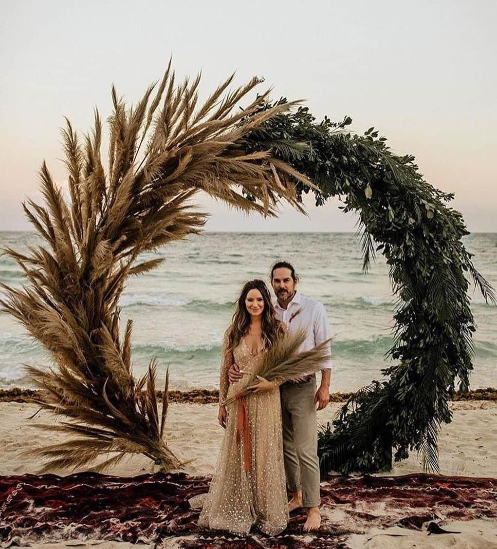 Wedding ?さんのインスタグラム写真 - (Wedding ?Instagram)「How lovely is this beach wedding?! ❤️ . . . . . . Ph @chrisandruth Bride: @kaylakofron Groom: @jaywenk Dress: @chosenbyoneday @enblanc_la Venue @nesttulum Florals & Styling: @marialimon_ MUA @1011makeup . . .  #dress #makeup #hairstyle #vestido #weddingdecor #decoracaocasamento #justmarried #weddingtrends #wedding #bride #bridetobe #noiva  #vestidodenoiva #weddingdress #weddinggown  #casamento #honeymoon #luademel #destinationwedding#weddinginspiration #royal #royalwedding」8月14日 11時17分 - weddingideas_brides