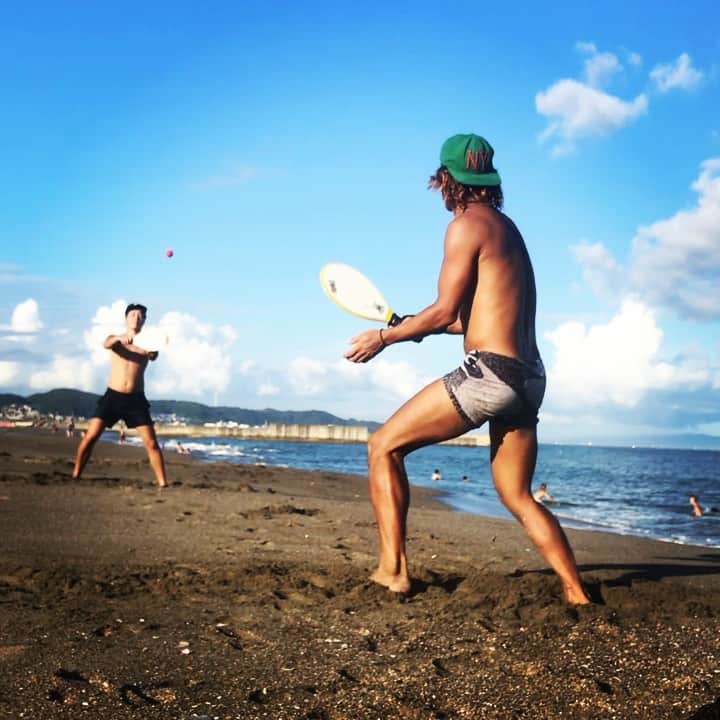 のインスタグラム：「#三浦海岸 で #フレスコボール 🏓  今週金、日は #サマーソニック の #フレスコ ブースにおります！✋ #summersonic  #Frescoball #Frescobol #スポーツ #アスリート #athlete #マイナースポーツ #ビーチ #beach #sports #ビーチスポーツ#トレーニング #運動  #ラケット #テニス #卓球 #japan #日本 #ブラジル #tennis #羽子板 #tabletennis #筋肉 #mucel」