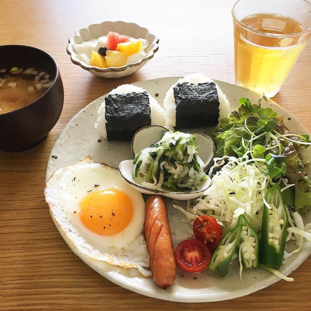 ecruのインスタグラム：「2019/08/14 (wed) 先週で、ハードだった👘の仕事は一段落。 なんとか元気に乗り切れてホッとしています。 ・ 昨日は、神戸に帰省中の息子の友達が泊まりに来て、2人で晩ご飯を作るということで、冷蔵庫やコンロ、お風呂など、掃除をする良い機会になりました😅 ・ 好きなアーティストのBlu-rayを見ながら、男子大学生たちが作ったイタリアンをいただき、私も一緒に楽しませてもらいました♪ ・ 朝ごはんは、和食のワンプレートに♪ 2人の分は、写真を撮る間も無く綺麗に食べてくれたので、これは私の朝ごはん。 勉強を頑張っているという大学生たちの話を聞くことができるのは、嬉しいことです😊 ・ さて、2回目の洗濯をしまーす！ ・ #gon_food #朝ごはん  #food #foodpic #foodphoto  #朝食  #instafood #instagood #yummy #breakfast #love #japan #japanesefood  #thankyou #onthetable #日々 #暮らし #和食 #うつわ #自家製杏仁豆腐 #おにぎり #阿波番茶」