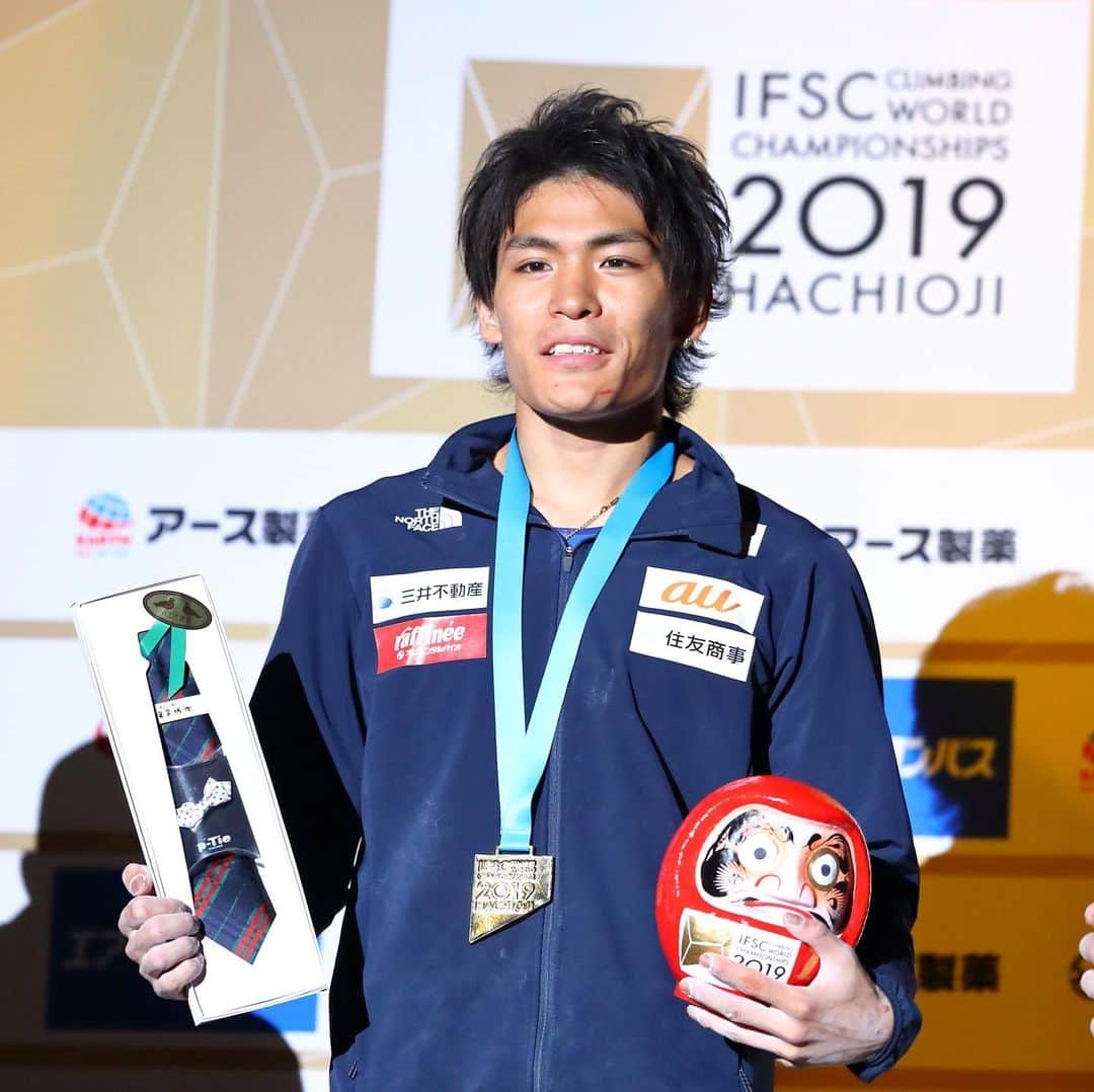 のインスタグラム：「スポーツクライミングの世界選手権第3日、ボルダリングで楢崎智亜選手が金メダル、野口啓代選手が銀メダルを獲得しました👏👏 . IFSC CLIMBING WORLD CHAMPIONSHIPS HACHIOJI TOKYO 2019 . [Men Bouldering] 🥇楢崎智亜/Tomoa Narasaki . [Women Bouldering] 🥈野口啓代/Akiyo Noguchi . #スポーツクライミング #ボルダリング #世界選手権 #IFSCwch #SportClimbing #Bouldering #楢崎智亜 #TomoaNarasaki #野口啓代 #AkiyoNoguchi #がんばれニッポン #TEAMNIPPON #japaneseolympiccommittee . 📷 AFLOSPORT」