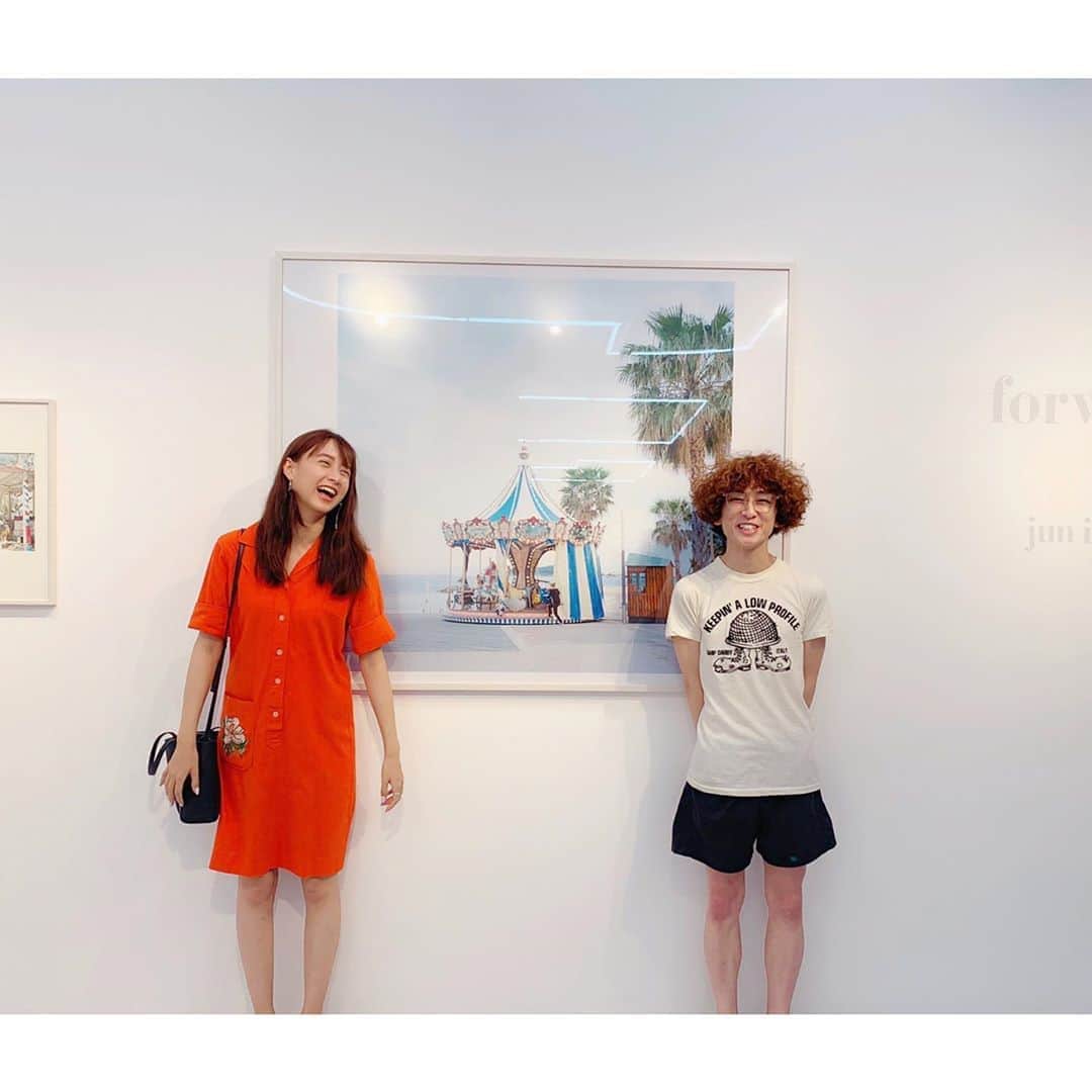 山本美月さんのインスタグラム写真 - (山本美月Instagram)「今城さんの写真展に行ってきました♪♪ 優しい世界に癒されました〜(^q^)！ 渋谷ヒカリエの8階です。皆様もぜひ(^^) 笑う2人( ´ω` )」8月14日 11時34分 - mizuki_yamamoto_official