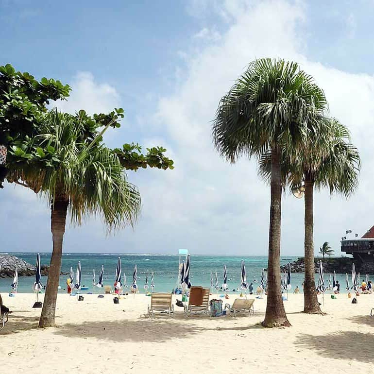 【公式】ルネッサンスリゾートオキナワのインスタグラム：「今朝のルネッサンスビーチ⛱ 本日の天気は晴れ。 台風10号の影響が、少し風と波に出てますが、プールもビーチも朝から元気な声があふれてます。  #海 #沖縄 #リゾート #ホテル #ルネッサンスリゾートオキナワ  #okinawa #resort #hotel #renaissanceokinawaresort #renhotels」