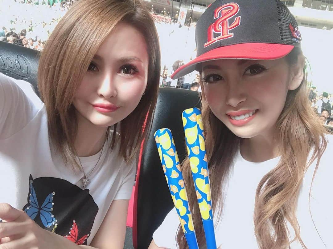 美沙さんのインスタグラム写真 - (美沙Instagram)「2019.08.10 初✨みさきと参戦⚾️🙌 F4-8H win✨ . この日の試合はまぢ神試合だったー！ 4-0で絶対負けると思ったらまさかの逆転✨ . しかもヒーロー千拓で、三塁側にお千が来たよ😍 お千とのハイタッチ初🤚❤️ . 故障メンバーと離脱メンバーが帰ってきた日でもあってほんっと楽しくて1回も席立たずに見続けた😂 . 花火もルーフオープンも最高🙌 . みさきとも沢山話せて嬉しかった❤️ またデートしようね☺️❤️❤️ . #baseball #野球 #プロ野球 #野球観戦 #ヤフオクドーム #コカコーラシート #北海道日本ハムファイターズ #福岡ソフトバンクホークス #sbhawks #千賀滉大 #甲斐拓也 #松田宣浩 #野球好きな人と繋がりたい」8月14日 11時36分 - misa0623r