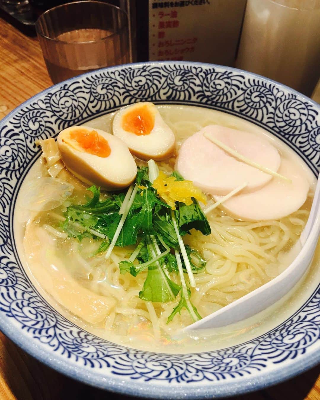 湯江タケユキのインスタグラム：「冷たい物が美味しい、 #新宿#みた葉 #冷し鶏そば  冷やしlove」