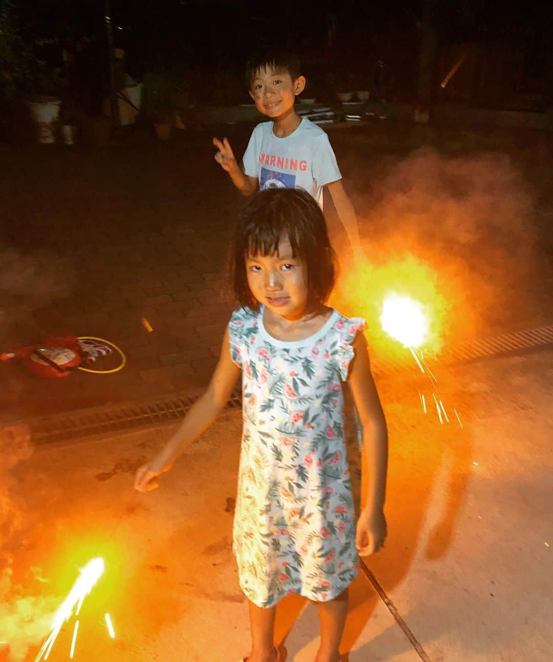 甘糟記子さんのインスタグラム写真 - (甘糟記子Instagram)「月曜日、お盆前に実家へ！  月末にお友達とするバーベキューの飲み物をOKストアで買い出しついでに、お肉も購入（笑） みたら食べたくなるよね（笑） そして、庭でそくせきバーベキュー☆*:.｡. o(≧▽≦)o .｡.:*☆ 炭火で焼けば何でもご馳走！！ 月が出てきて綺麗！  そして花火もして、最後まで月と星をつまみに楽しみました(๑˃̵ᴗ˂̵) そのあとパパは秋田犬のフクと江ノ島まで散歩( ^ω^ )  最後の一枚は湘南モールフィルのミスドに行ったら、なんとキッズセットにもドラゴンボールカードがあって喜ぶ息子殿（笑）  #甘糟ご飯#バーベキュー#実家#月見#夕暮れ#幸せ#炭火#ご馳走#夏休み#息子殿姫#息子殿#江ノ島#湘南」8月14日 11時47分 - norihey924