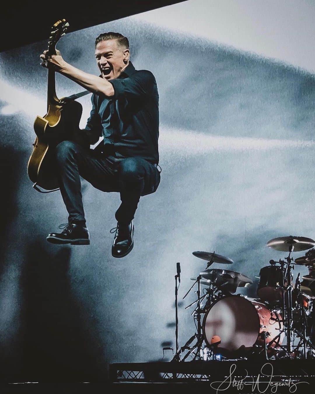 ブライアン・アダムスさんのインスタグラム写真 - (ブライアン・アダムスInstagram)「Feels like flying.... #bryanadamsshinealight」8月14日 11時39分 - bryanadams