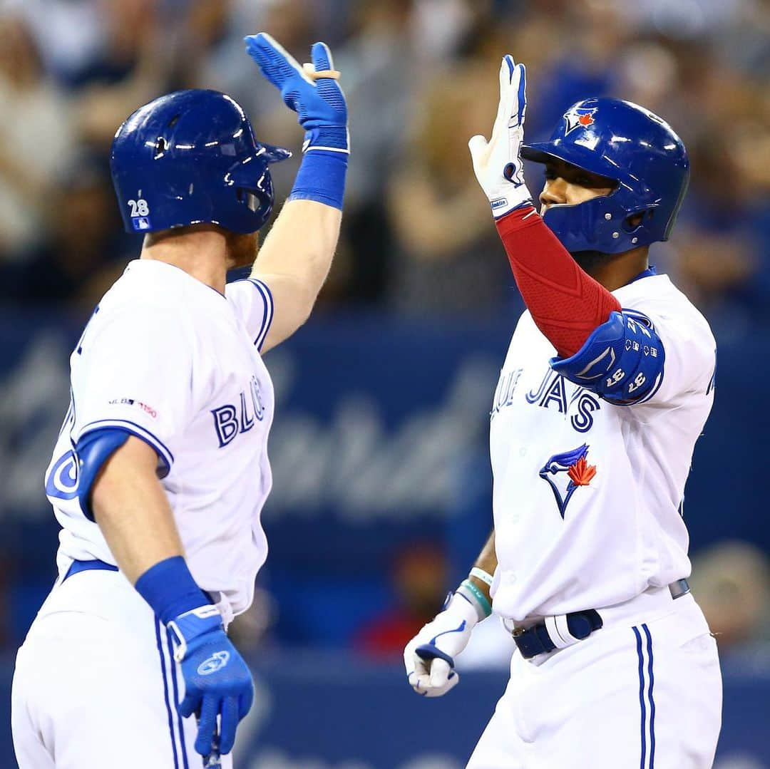 トロント・ブルージェイズさんのインスタグラム写真 - (トロント・ブルージェイズInstagram)「ANOTHER series win! Give us your ✋ emojis! #BlueJaysWin」8月14日 11時41分 - bluejays