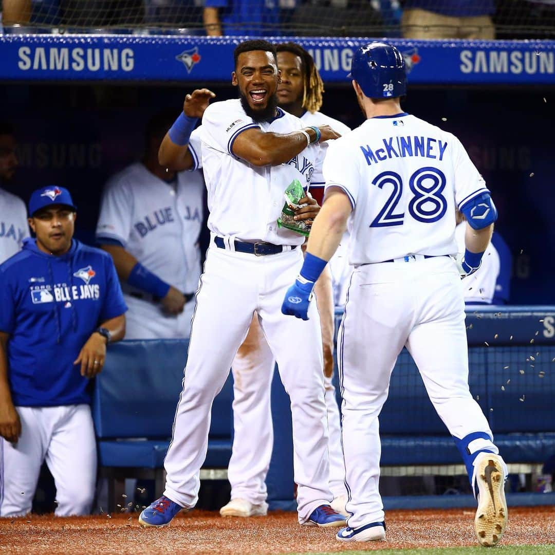 トロント・ブルージェイズさんのインスタグラム写真 - (トロント・ブルージェイズInstagram)「ANOTHER series win! Give us your ✋ emojis! #BlueJaysWin」8月14日 11時41分 - bluejays