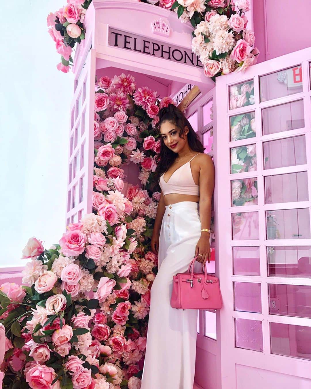 ユリサのインスタグラム：「PLT show room👗 I wanna live here💗💗💗 ピンク天国👼 @prettylittlething Thank you💋🌈 #taco #Tuesday #girls #party #pretty #little #pink #heaven」