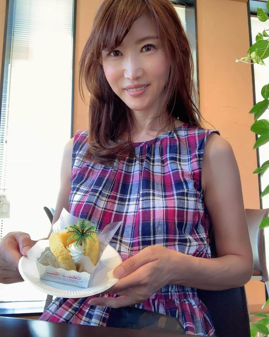 のインスタグラム：「#鶴岡 の #木村屋ファクトリーストア のイートインスペース✨ #トロピカルロール をいただきました😋💕 アクアプリンとはんじゅくプリンも気になった✨ ・ ・ #木村屋 #鶴岡木村屋 #イートインスペース #鶴岡市 #山形 #山形県 #ケーキ #スイーツ #スイーツ好きな人と繋がりたい #インスタグラマー #アラフォー #アラフィフ」