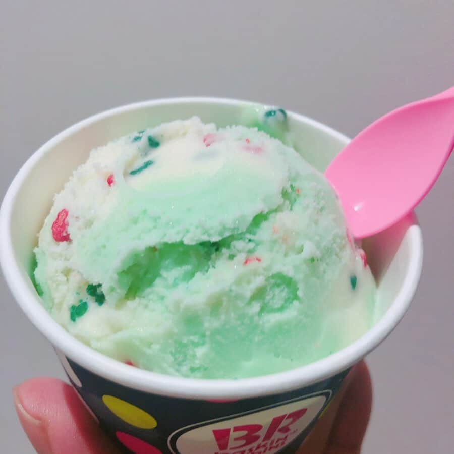 朝日光輝さんのインスタグラム写真 - (朝日光輝Instagram)「差し入れで頂いた！  王道の🍨様✨ * * * * * * * * * * * * * * * #アイスおじさん#サーティワンアイスクリーム #サーティワン#アイス#🍨#美味しいアイス#アイス好き#ポッピングシャワー#チョコミント#差し入れ#ありがとうございました#🙇‍♂️#🙏#ご馳走様でした」8月14日 11時55分 - mitsuteru_asahi