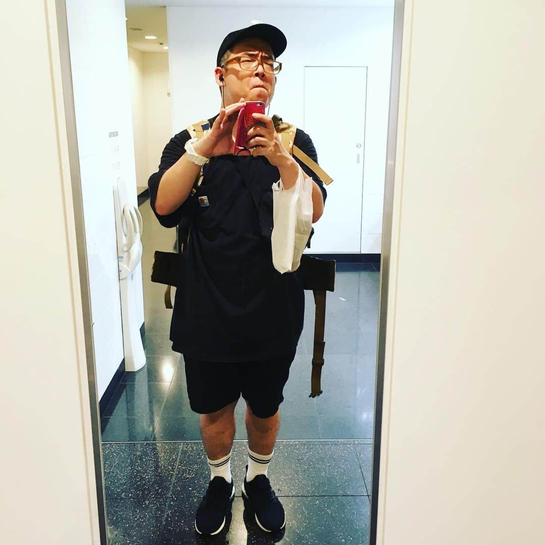 のインスタグラム：「全身黒なのでサイジングには気を遣っていきたい(サイジングの前に体型に気を遣おう)  #coordinate #fashion #carhartt #uniqlo #fruitsoftheloom #adidasultraboost #gosharubchinskiy #luminox」