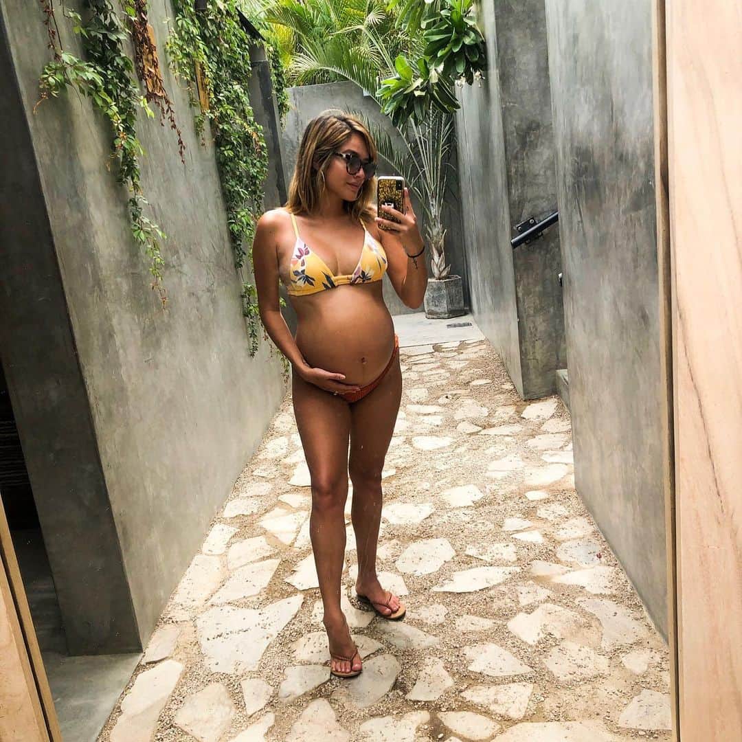 チャチー・ゴンザレスのインスタグラム：「Baby girl in there just growing and karate chopping my ribs everyday 😅」