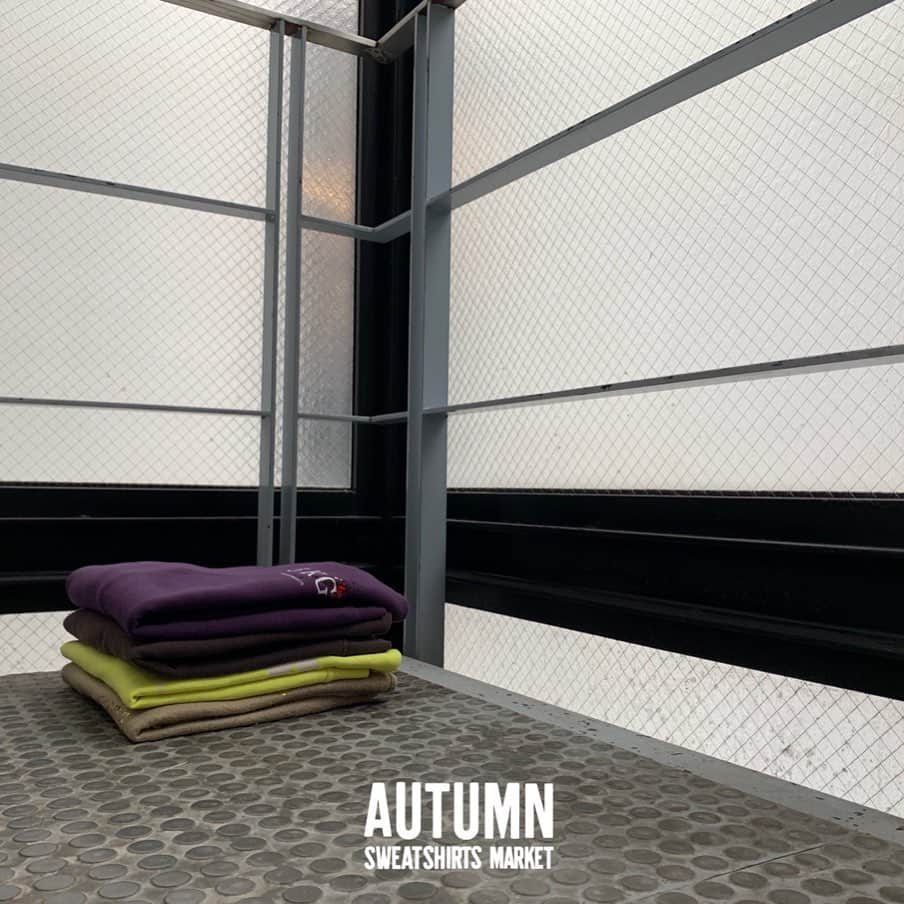 シアタープロダクツのインスタグラム：「AUTUMN SWEATSHIRTS MARKET  80枚以上のユーズドスウェットにオリジナルのプリントをしたオータムスウェットシャツマーケットがスタートしました。 このイベントだけの特別なアイテムとなりますので、ぜひお気に入りの一枚を見つけに、店頭へお越しください。 ※オリジナルプリントユーズドスウェットは4種類のプリントからお選びいただけます。 すべて1点ものです。 各￥8,000  シアタープロダクツ表参道本店 12:00～20:00  #theatreproducts #シアタープロダクツ #autumnsweatshirtsmarket  #sweat #autumn #omotesando」