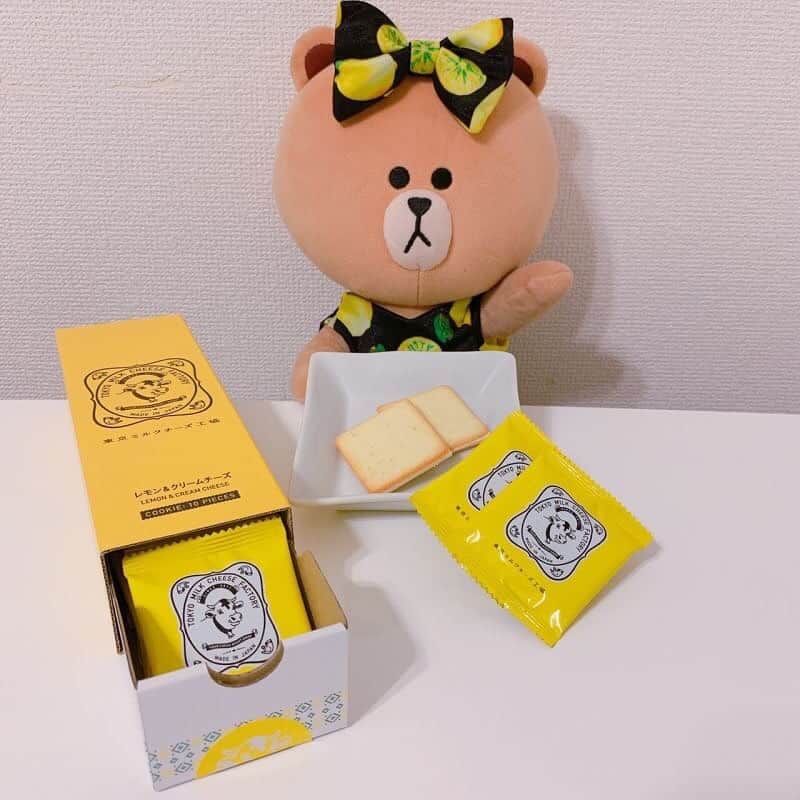 CHOCOのインスタグラム：「🍼🧀🍼🧀🍼🧀🍼 . #おみやげで大人気のクッキーに季節限定味💖 . 今しか味わえないレモン＆クリームチーズクッキー🎶 クリームチーズとレモンのチョコレートをサンドしたとっても爽やかなクッキーだよ😍 なくなり次第終了みたいだから急いでっ🎶 . . #東京ミルクチーズ工場 #レモンクリームチーズクッキー #linefriends #withCHOCO」
