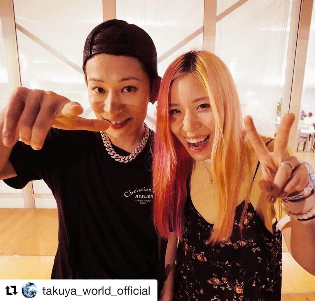 あやぺたのインスタグラム：「最強すぎるたくや兄ちゃん🤘  #Repost @takuya_world_official with @get_repost ・・・ 終演後 #UVERworld #TAKUYA∞ #ユメシナ @ayapettan  @mth_official_33cjl  #ダイスケハン」