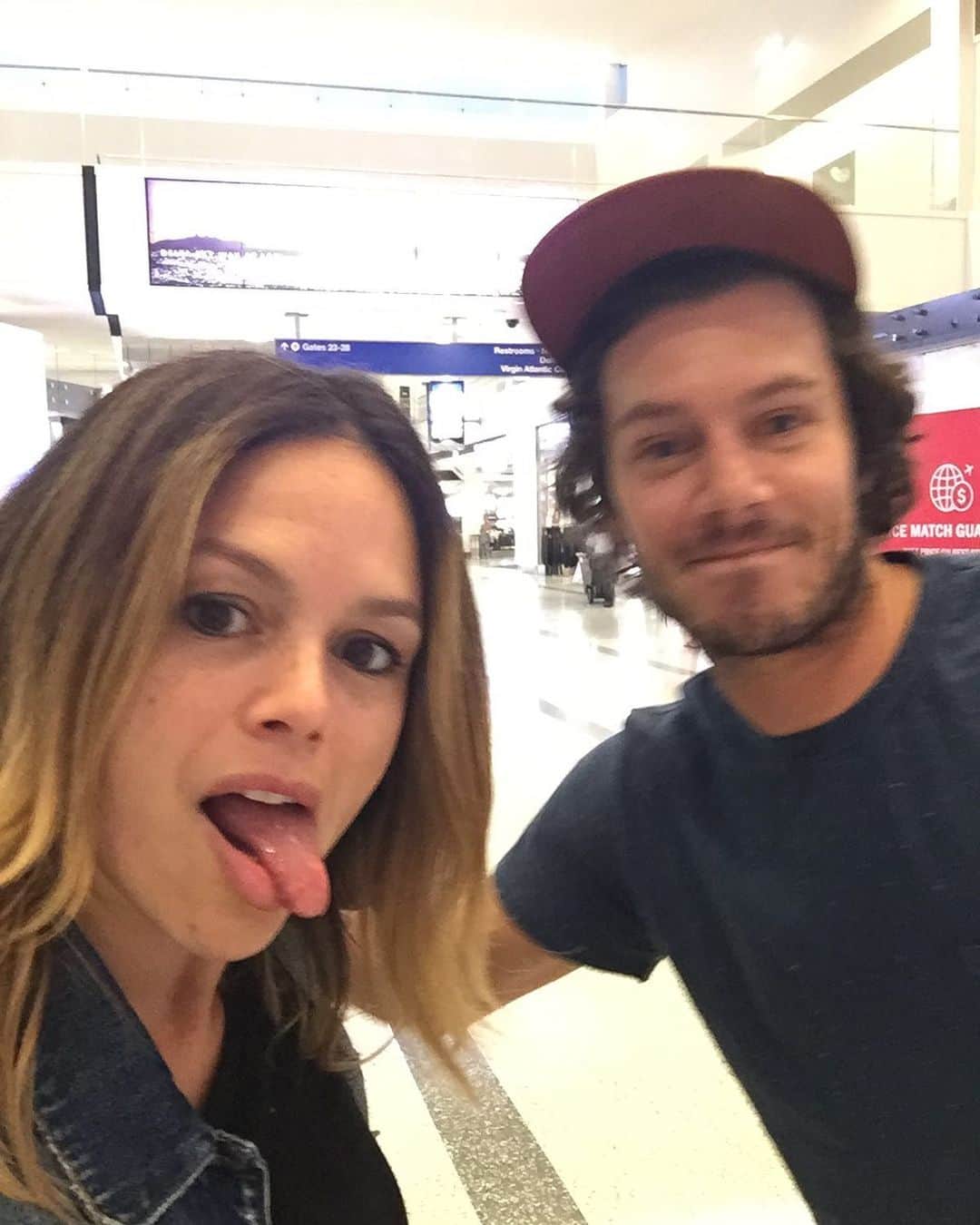 レイチェル・ビルソンのインスタグラム：「Ran into my ol buddy from jfk to lax #californiaherewecome 🤓」