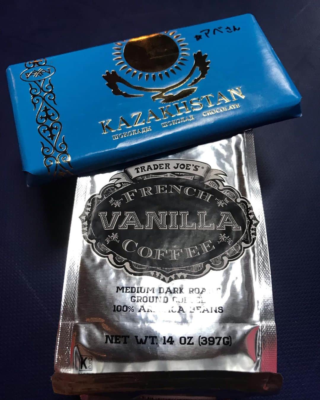 阿部裕幸さんのインスタグラム写真 - (阿部裕幸Instagram)「カザフスタン🇰🇿土産とアメリカ🇺🇸土産もらいました😊 大好きなバニラコーヒー👍🏻 Thank you🤙🏻 Vanilla coffee and Kazakh chocolate  #土産 #カザフスタン土産 #アメリカ土産 #バニラコーヒー #カザフスタンチョコレート #vanillacoffee #kazakhchocolate」8月14日 12時20分 - abeani111