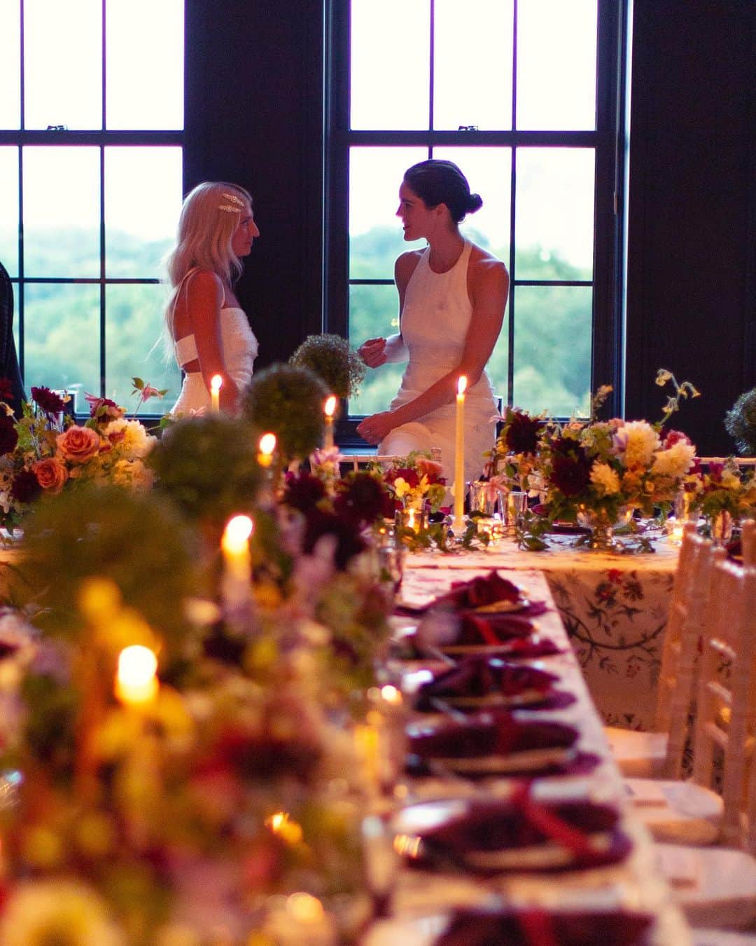 ヒラリー・ローダのインスタグラム：「Tablescape heaven ✨」