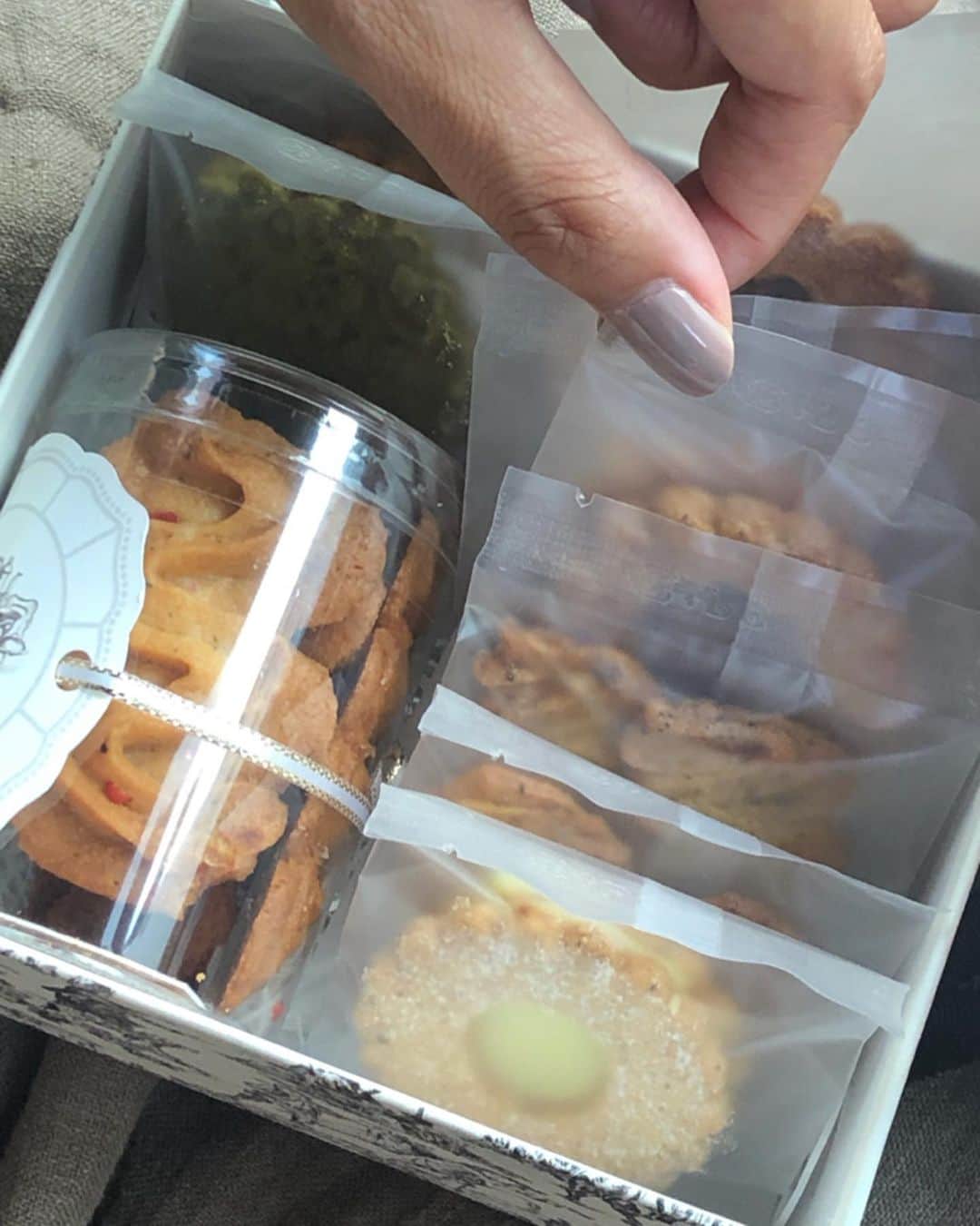田中幸恵さんのインスタグラム写真 - (田中幸恵Instagram)「_____ . 最近のおやつを２つ。  神戸で撮影終わり、急に食べたくなって、出町柳まで笑笑🐷 . ふたばの豆餅は、控えめな甘さと絶妙な塩っ気で、一気に2つは食べれる😋 . . それからもうひとつ。 撮影に来てくれた @bureburu  ちゃんのお義母さまのクッキーがすっごく美味しくて🍋♡ 子供たちも喜んで、即完食😃 ありがとうございました♡ . #出町ふたば #ふたば #豆餅 #京都スイーツ」8月14日 12時35分 - yukie__tanaka