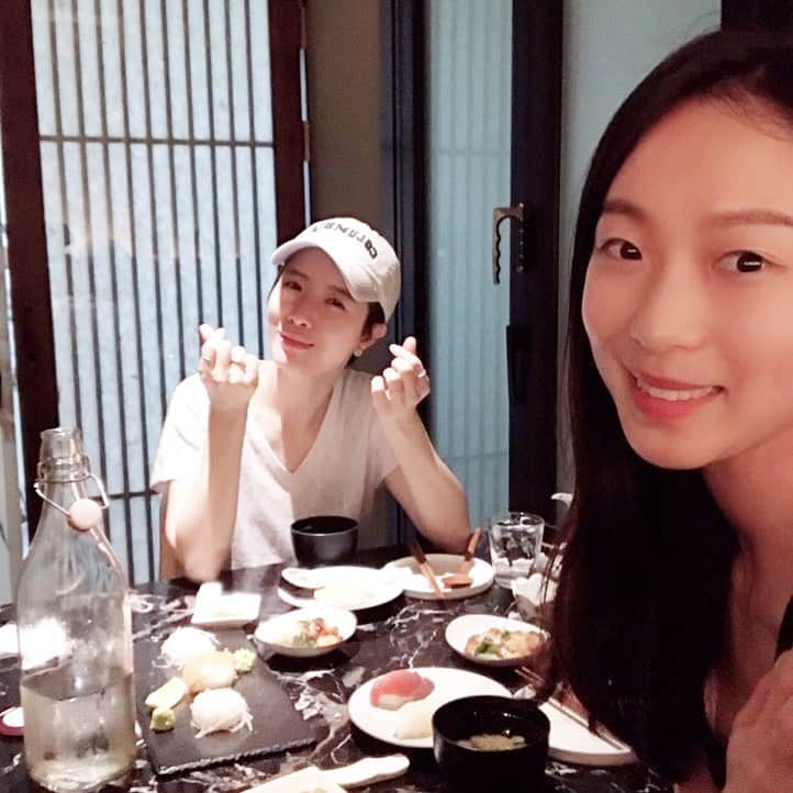 パク・キヨンのインスタグラム：「어제 작년 정규 8집 앨범 타이틀 곡인 <I gave you> 뮤직 비디오에서 열연해주신 현대무용가 최수진 님과의 점심식사💜 수진님이 영국의 가장 긴 역사를 가진 램버트 발레단의 무용수겸 안무가로 2년 동안 가게 되었다. 출국 전 짧은 만남을 통해 그간 못나눈 이야기도 나누고 앞으로의 멋진 작품들에 대해 계획하고...정말 즐거운 시간이었고 행복했다💜 사실 지난 2년 동안 춤을 위한 연주 음반에 대해 생각해왔고 틈틈히 작업하고 있었다.  처음엔 남편을 위한 춤곡을 만들어 주고 싶은 열망으로 시작했는데 감사하게도 내 주변에는 훌륭한 무용가가 정말 많다.  탱고, 현대무용, 발레에 이르기까지...다양하고 풍성한 <춤> 을 위한 연주음반이 탄생할 것 같은 기대감이 막막!!!😆🤗😎 런던에 일이 생기면 수진님과 재미있는 버스킹도 해보기로 약속하고🤗  크로스 오버 앨범 오케스트라 녹음을 런던에 가서 해야 할 것 같은🙏  가까운 파리로 함께 날아가 파리 오페라 발레단에서 대활약하고 있는 세은이까지 가세 시키자고 우리끼리 막🤣🤣🤣 정작 세은이는 모르고 있고😆  아름다운 수진님 런던에서도 멋진 활약 기대합니다! 꽃길만 걸으소서,,,💜🥰🎆 #박기영 #최수진 #램버트발레단입성 #꽃길만걸으세요 #축하합니다🎉」
