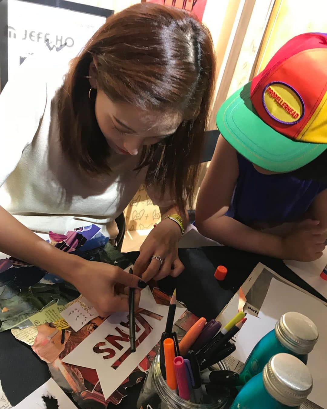 キム・ジェギョン さんのインスタグラム写真 - (キム・ジェギョン Instagram)「#상품협찬 찢고 붙이고✂️🖍 6,70년대 스타일로 전단지만들기 체험😎  #VansBlackRainbows」8月14日 12時47分 - _kimjaekyung_